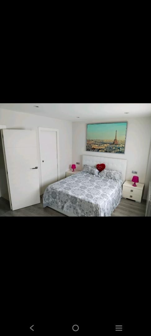 Bedroom of Duplex to share in  Barcelona Capital  with Air Conditioner, Heating and Parquet flooring