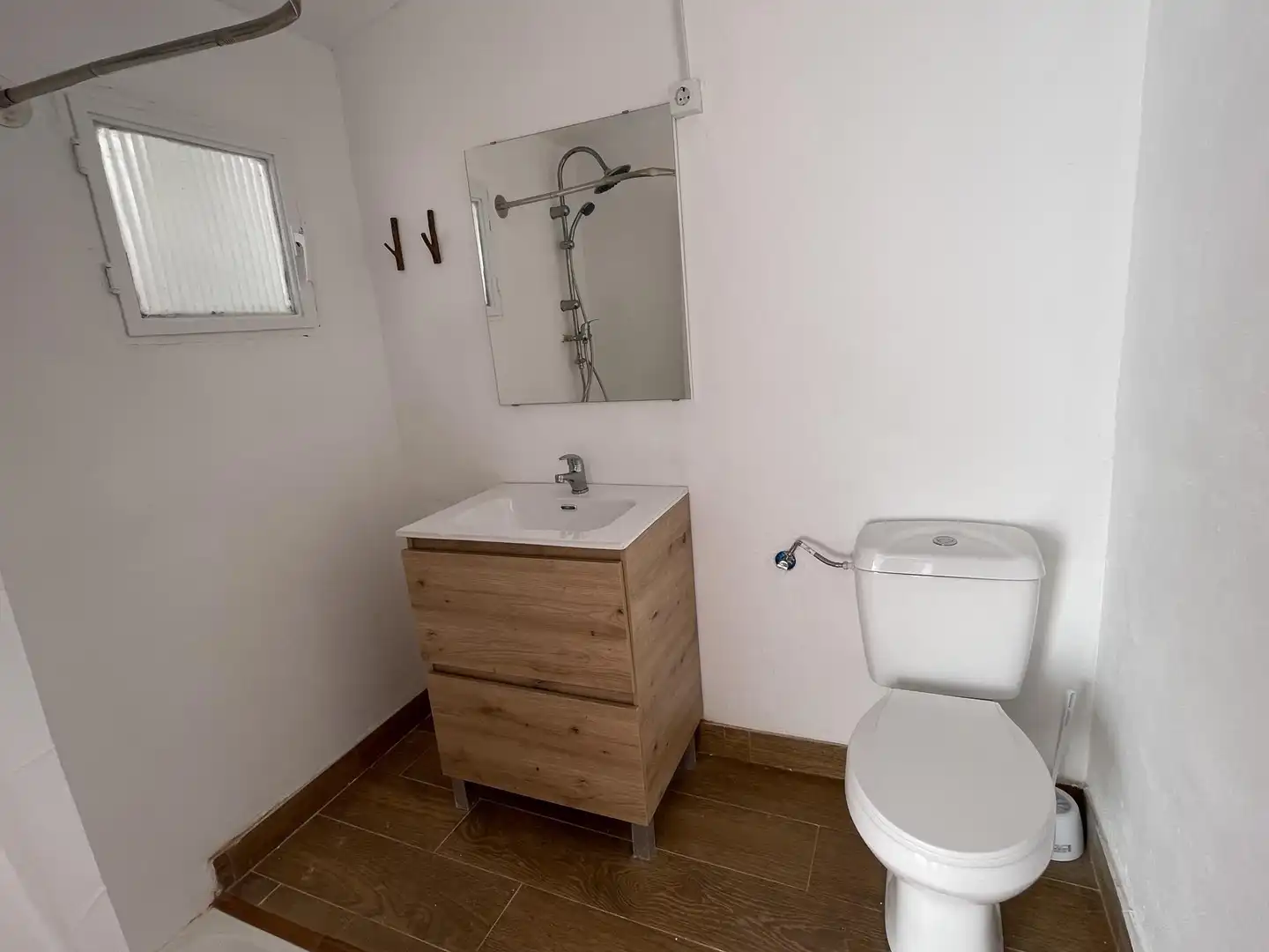 Badezimmer von Einfamilien-Reihenhaus zur Miete in Chelva mit Heizung, Parkett und Terrasse