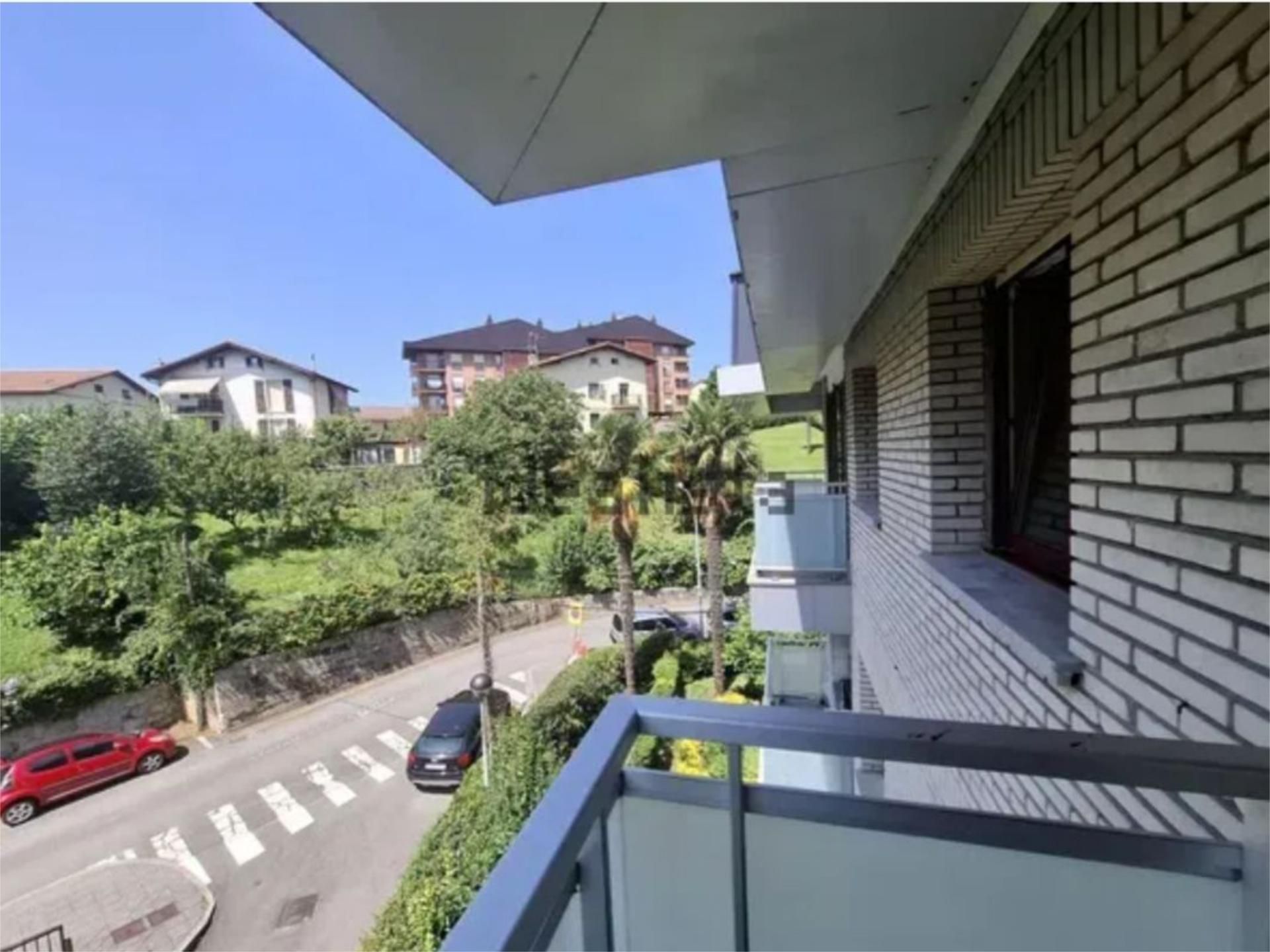 Vista exterior de Pis en venda en Donostia - San Sebastián  amb Balcó