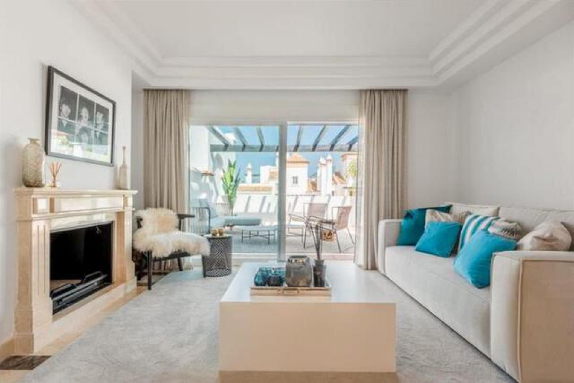 Sala d'estar de Àtic de lloguer en Marbella amb Calefacció, Jardí privat i Terrassa