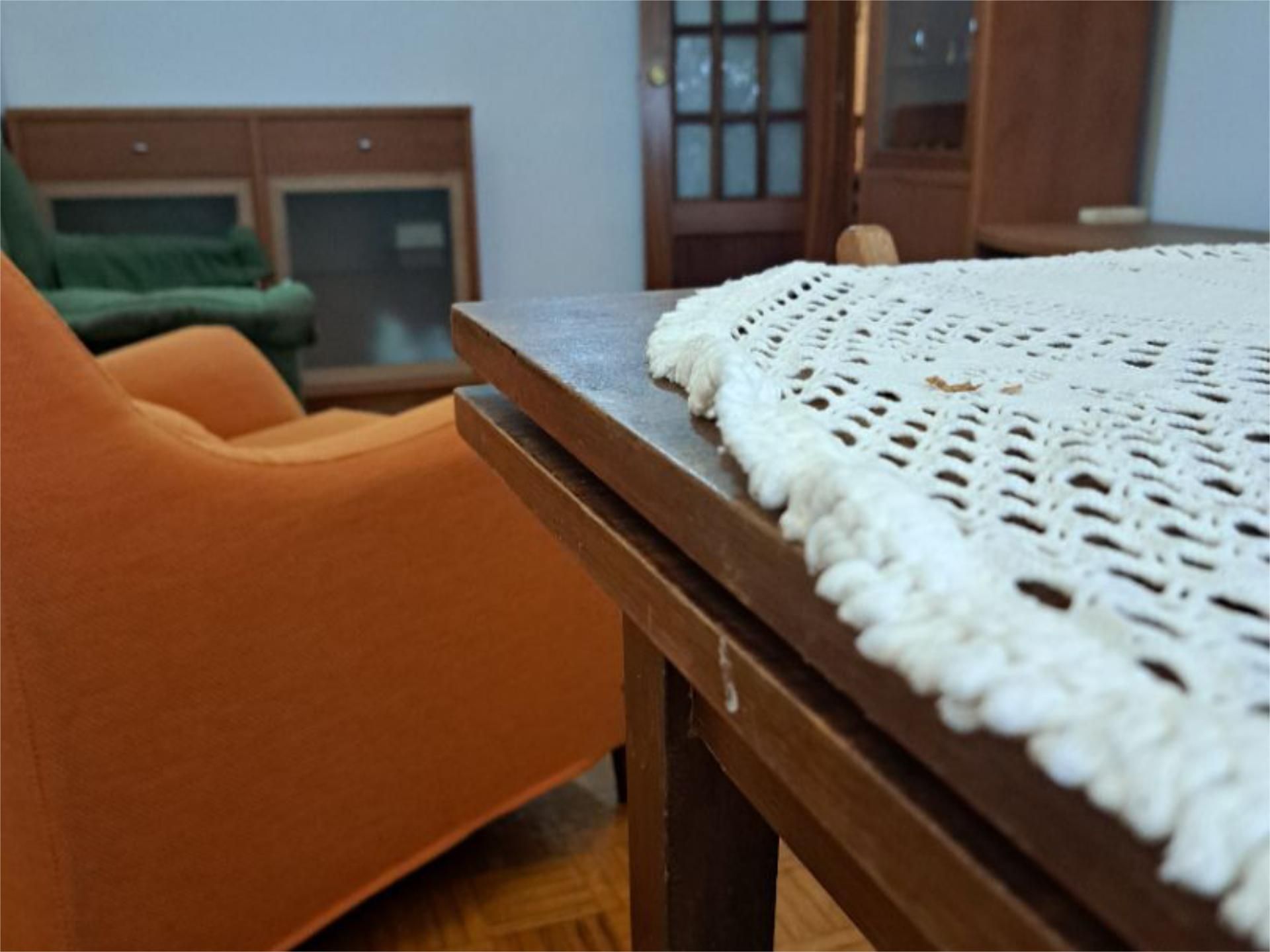 Sala d'estar de Pis en venda en  Madrid Capital amb Calefacció, Parquet i Terrassa
