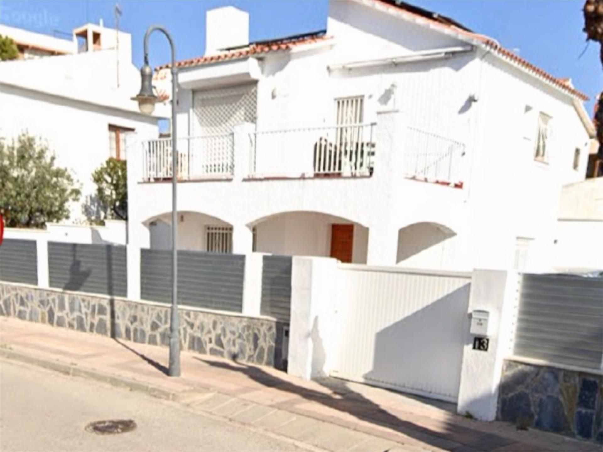 Vista exterior de Casa o xalet en venda en Roda de Berà amb Terrassa i Piscina