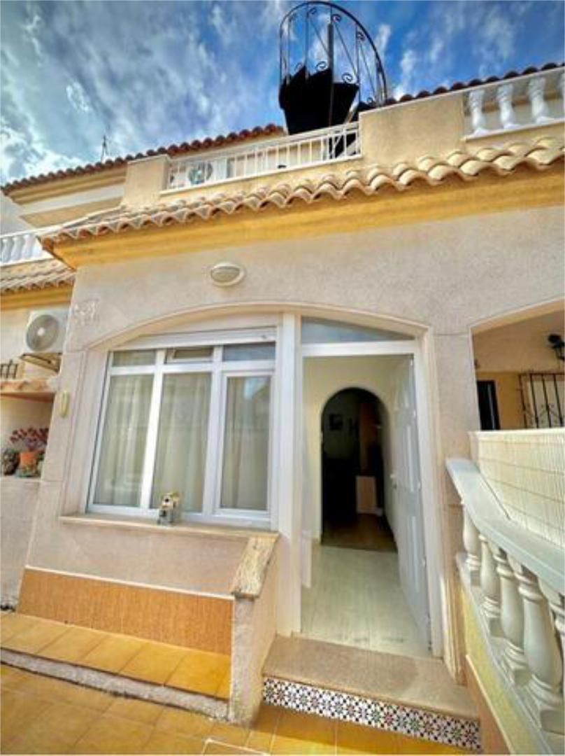 Casa adosada de lloguer en Torrevieja amb Jardí privat, Terrassa i Piscina