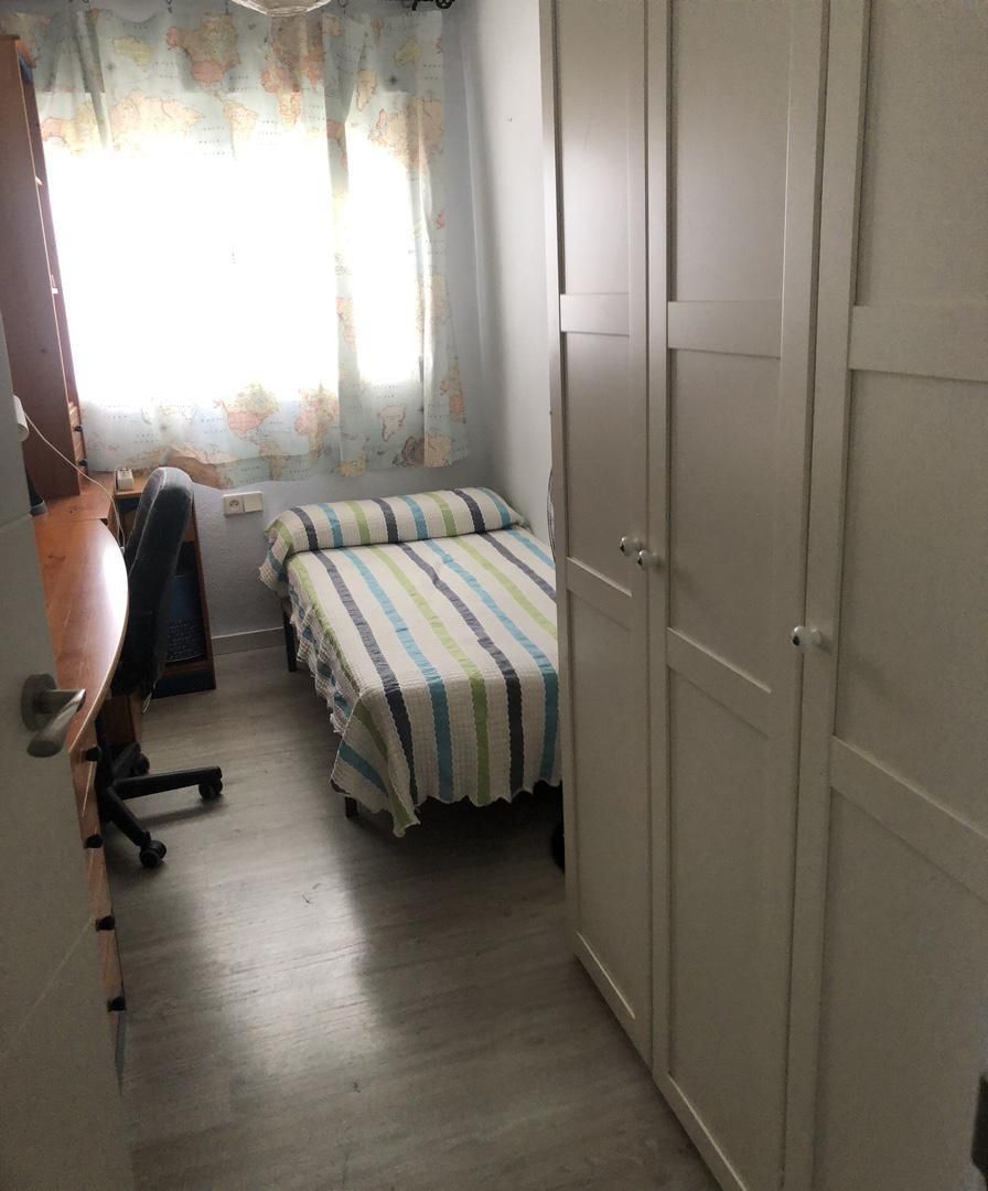 Dormitori de Pis per a compartir en Cartagena amb Parquet, Moblat i Forn