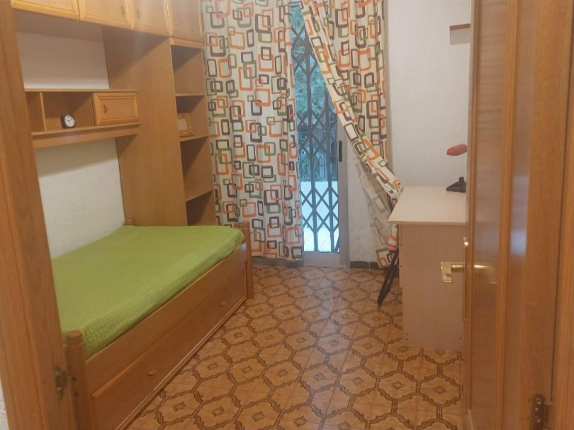 Bedroom of Flat to share in  Valencia Capital  with Air Conditioner, Heating and Storage room