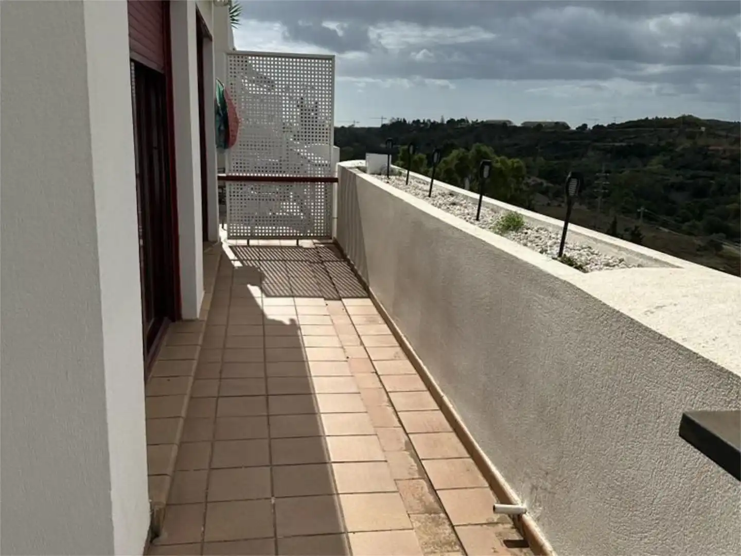 Pis de lloguer a Calle Vereda Alta del Valle, 5, Los Flamingos Terrassa de Pis de lloguer en Benahavís amb Aire condicionat, Calefacció i Jardí privat
