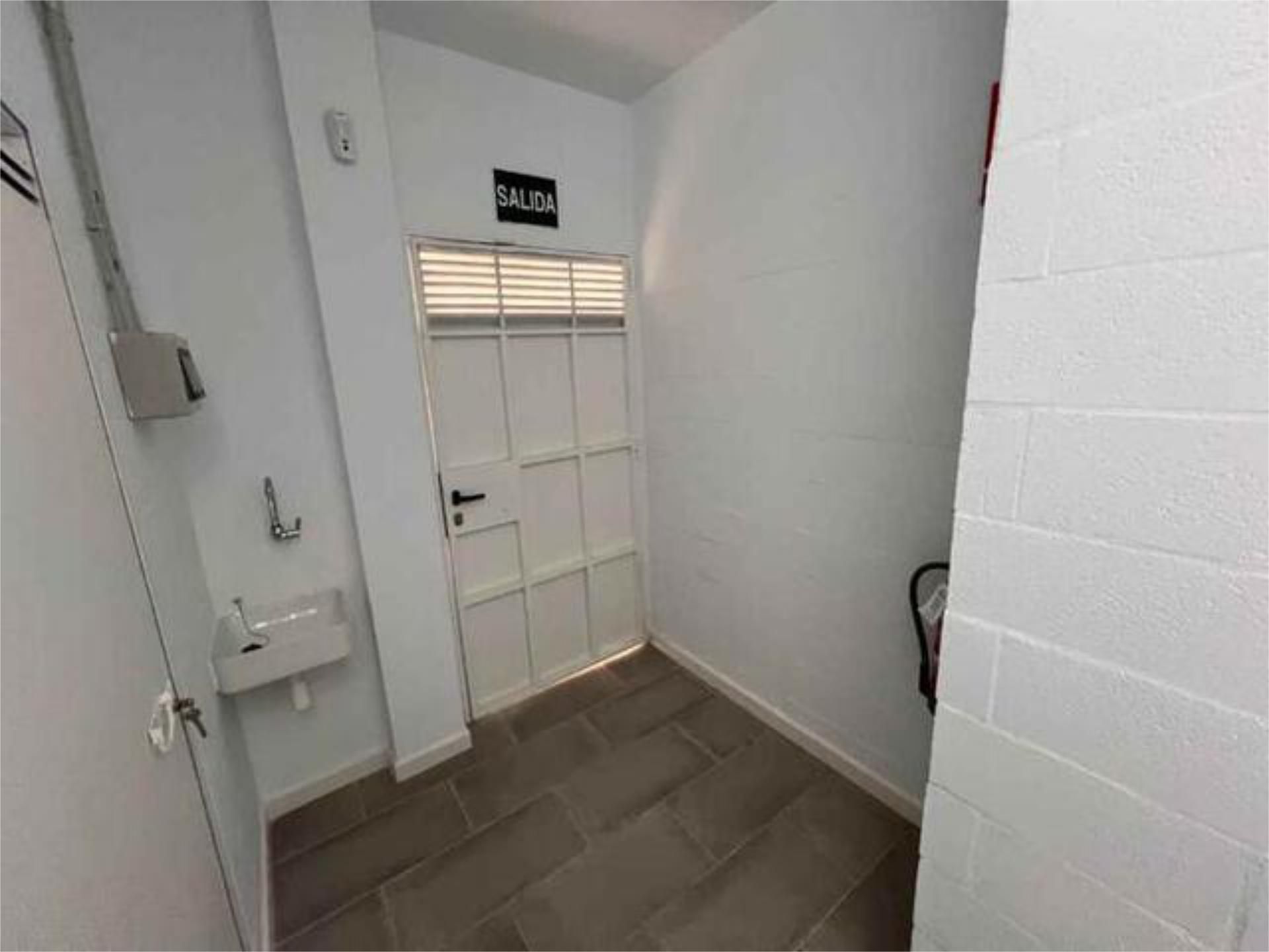 Bathroom of Box room to rent in San Fernando