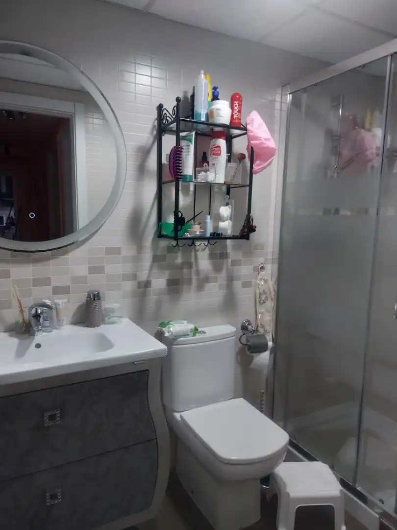 Room in Plaza Jacques Cousteau, 1, Residencial Jardín Botánico Bathroom of Flat for share in Málaga with Air Conditioner, Parquet flooring and Furnished