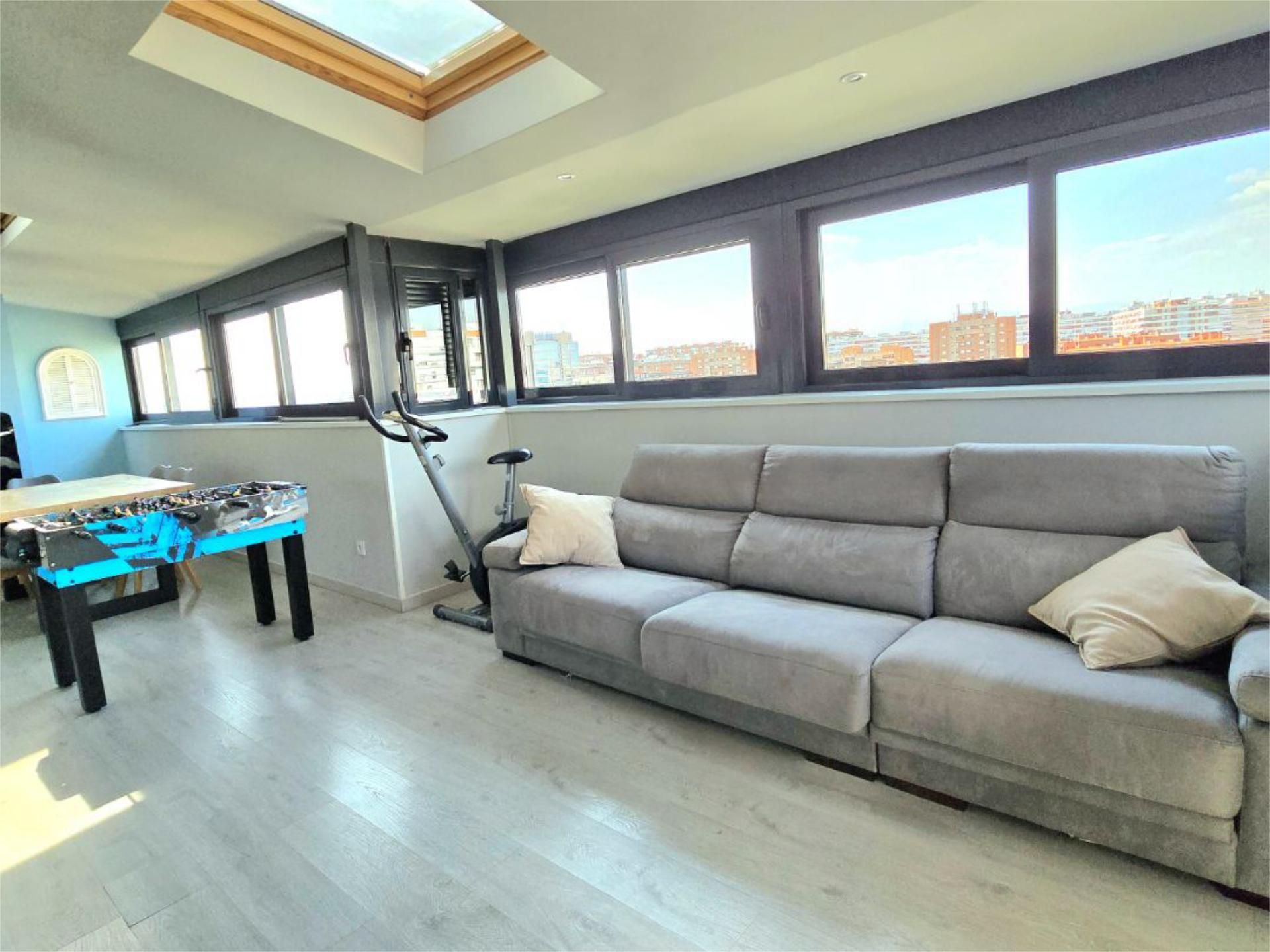 Sala de estar de Ático en venta en  Madrid Capital con Aire acondicionado, Calefacción y Jardín privado