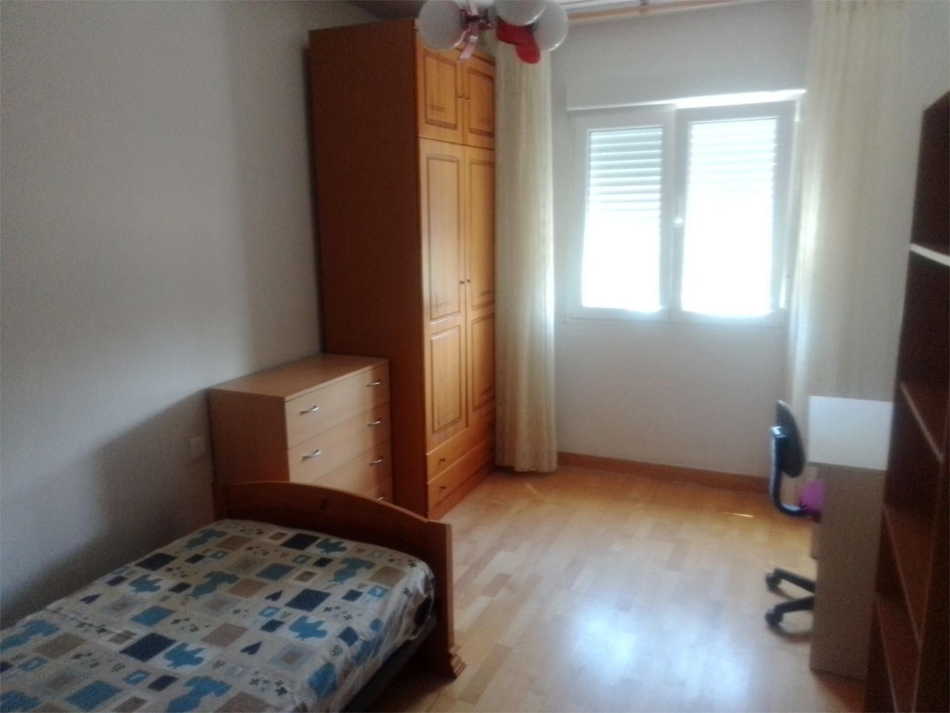 Bedroom of Flat to share in Segovia Capital  with Heating, Parquet flooring and Furnished