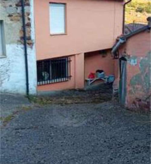 Foto 1 de Casa adosada en venda a Cármenes, León