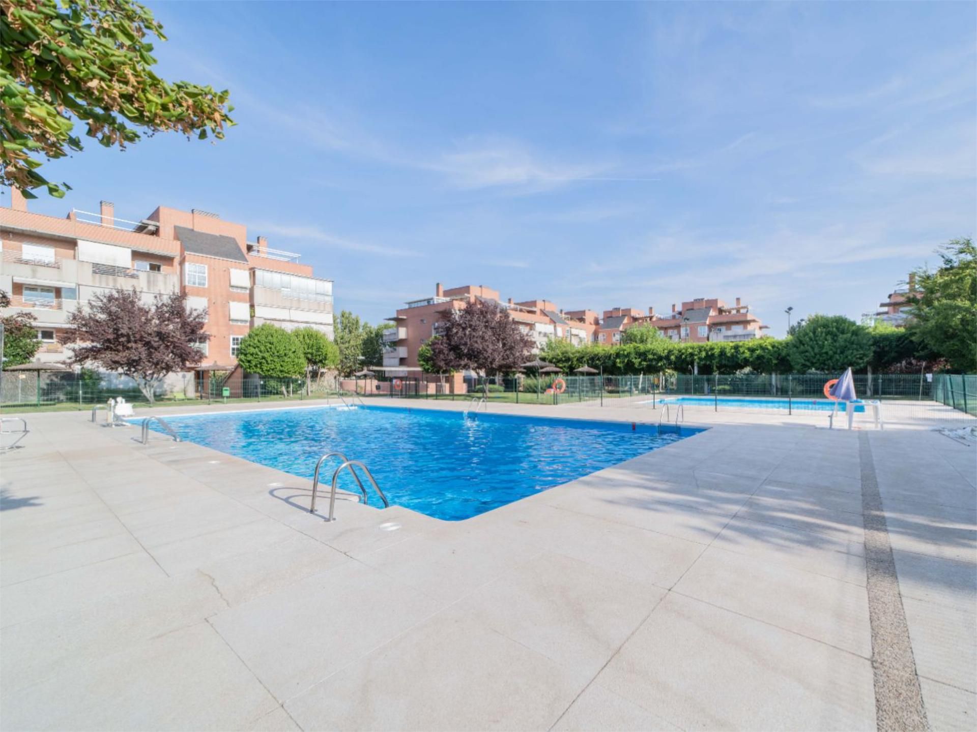 Swimming pool of Flat for sale in Pozuelo de Alarcón  with Air Conditioner, Terrace and Swimming Pool