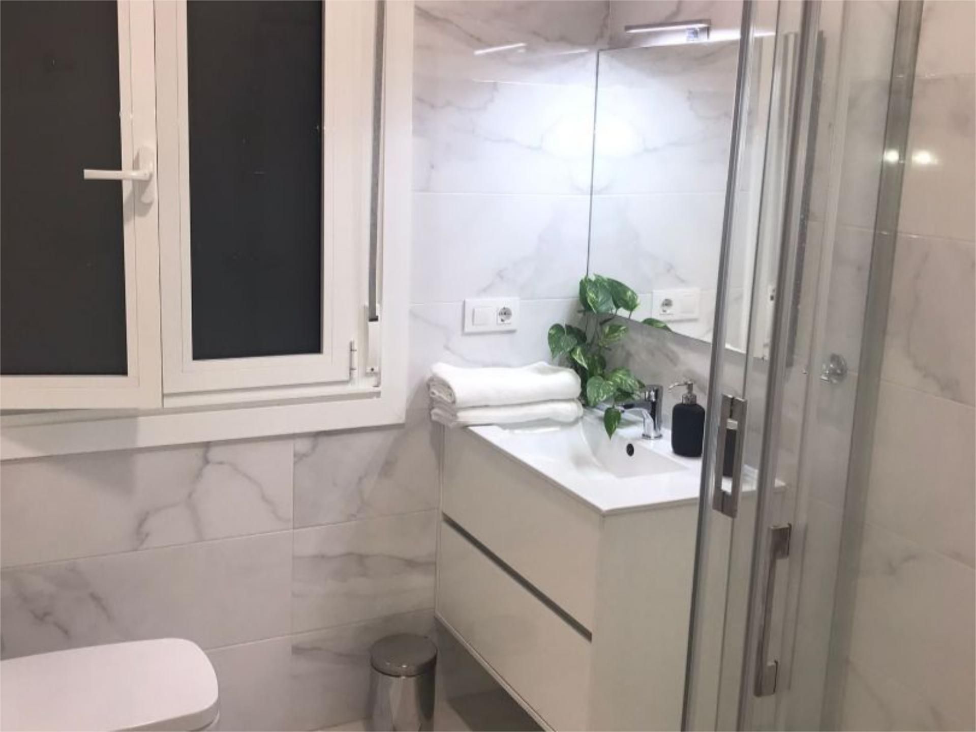 Bathroom of Flat to rent in Vigo   with Heating and Furnished