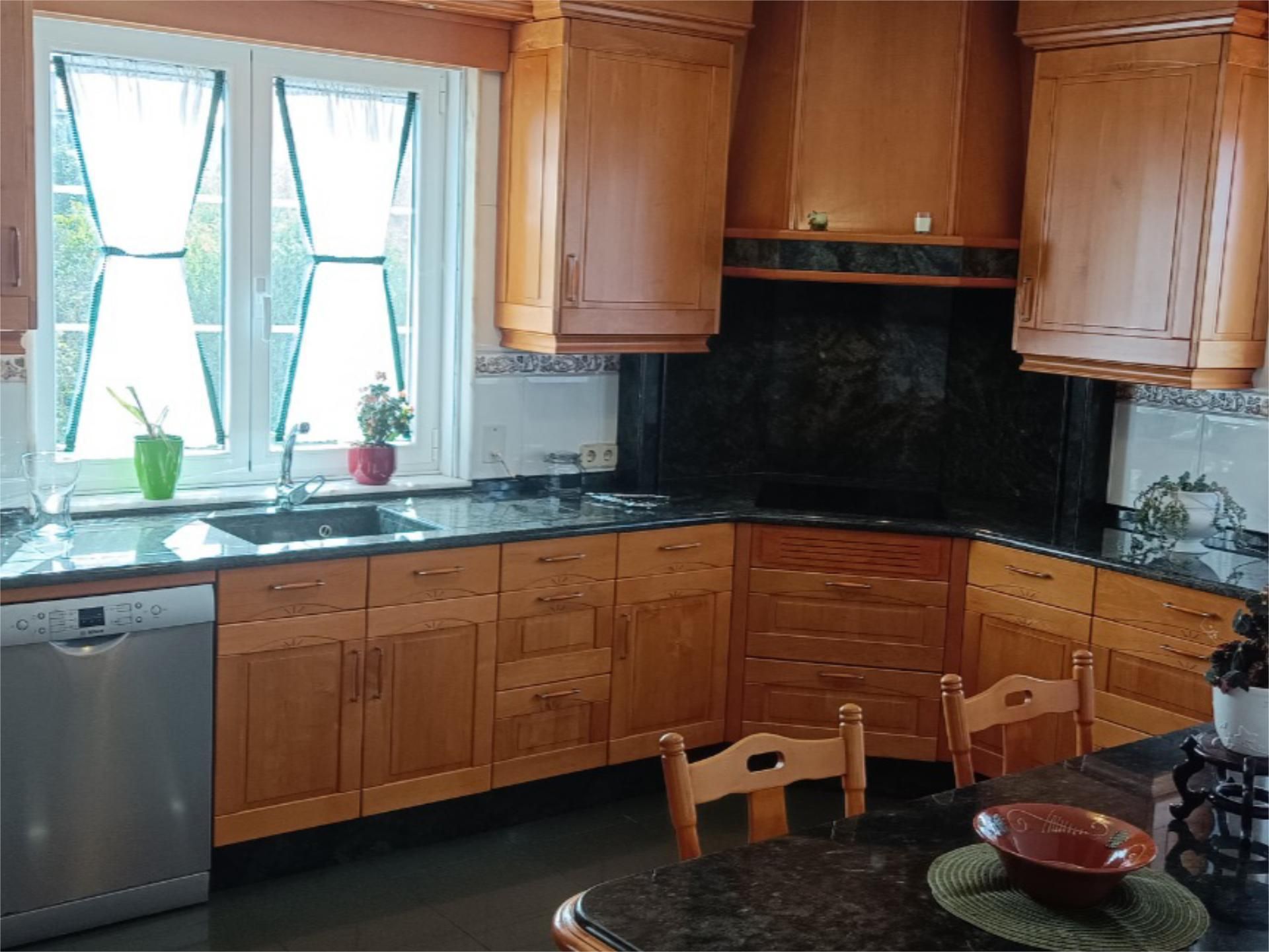 Cuina de Casa o xalet de lloguer en Ferrol amb Terrassa i Balcó