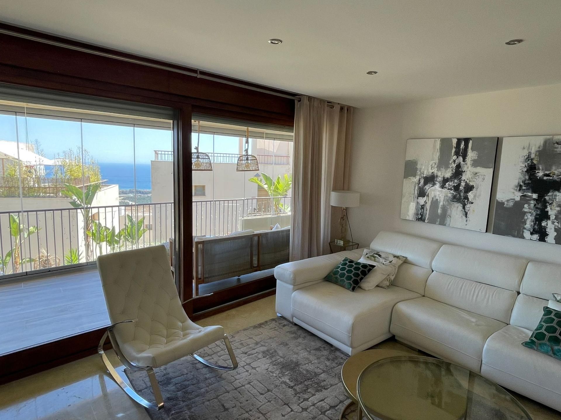 Sala d'estar de Pis en venda en Marbella amb Aire condicionat, Terrassa i Piscina