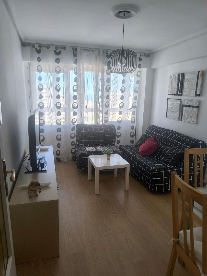 Sala d'estar de Apartament de lloguer en Laredo amb Terrassa i Balcó