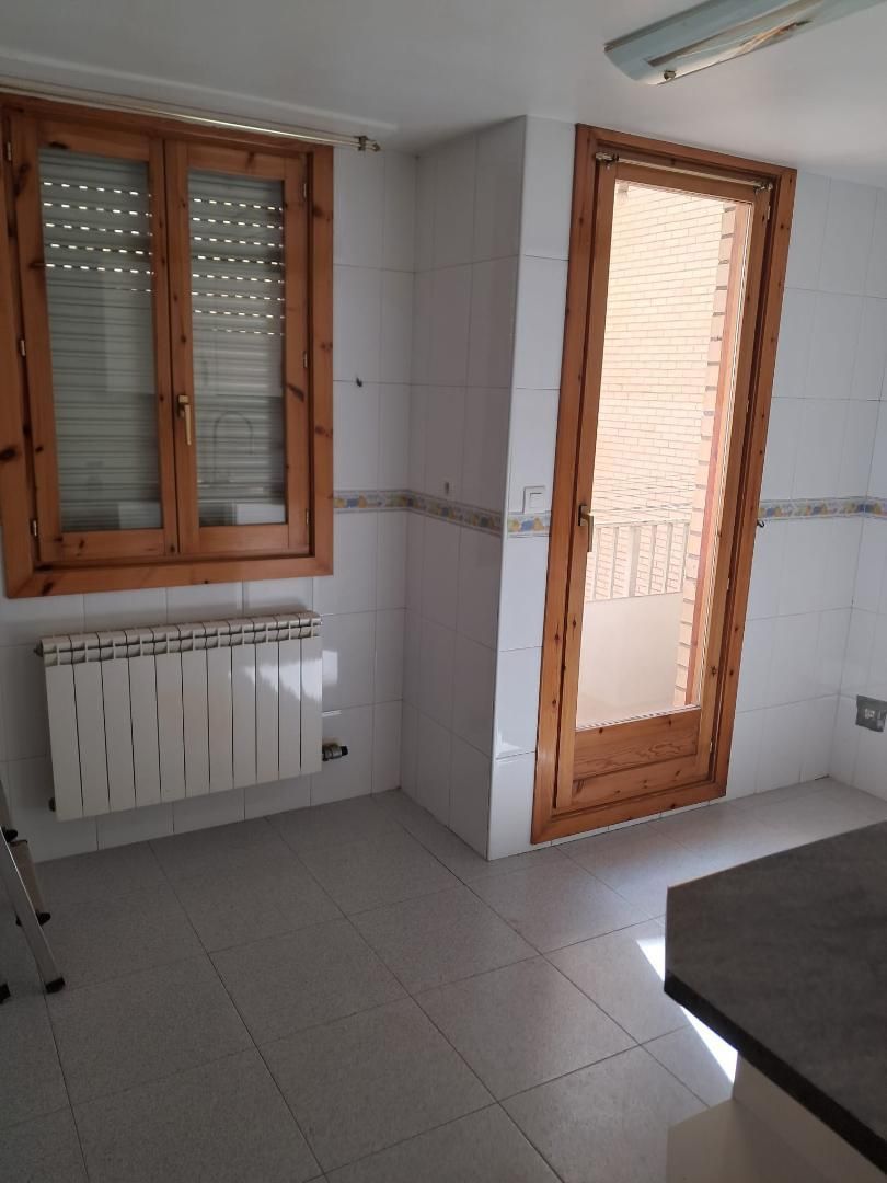 Dormitori de Pis en venda en La Almunia de Doña Godina  amb Terrassa i Balcó