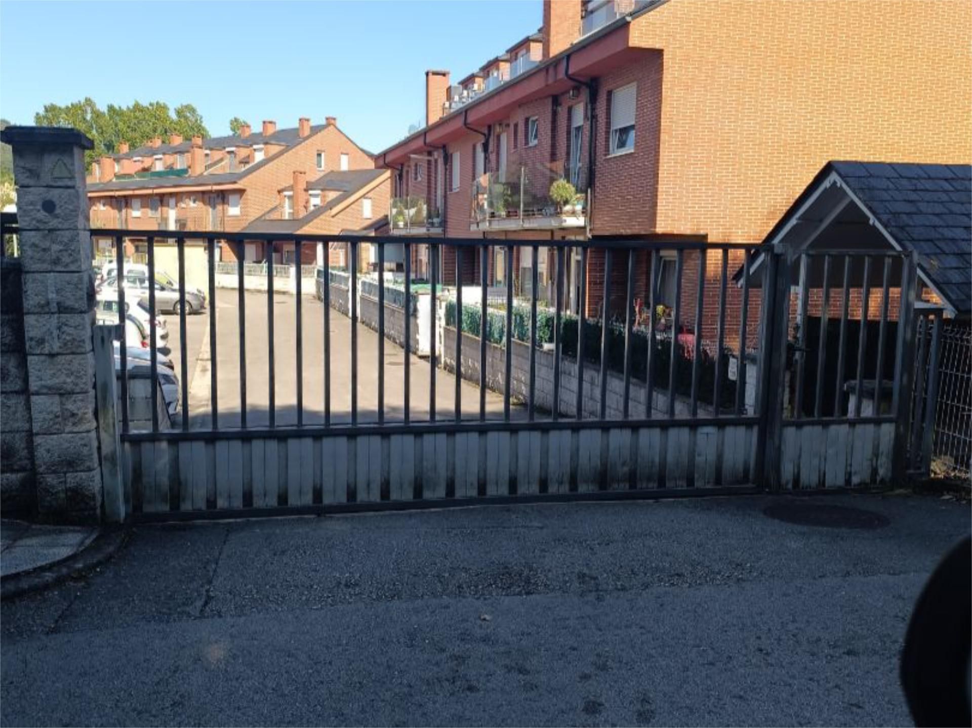 Aparcament de Planta baixa en venda en Castañeda amb Calefacció, Jardí privat i Terrassa