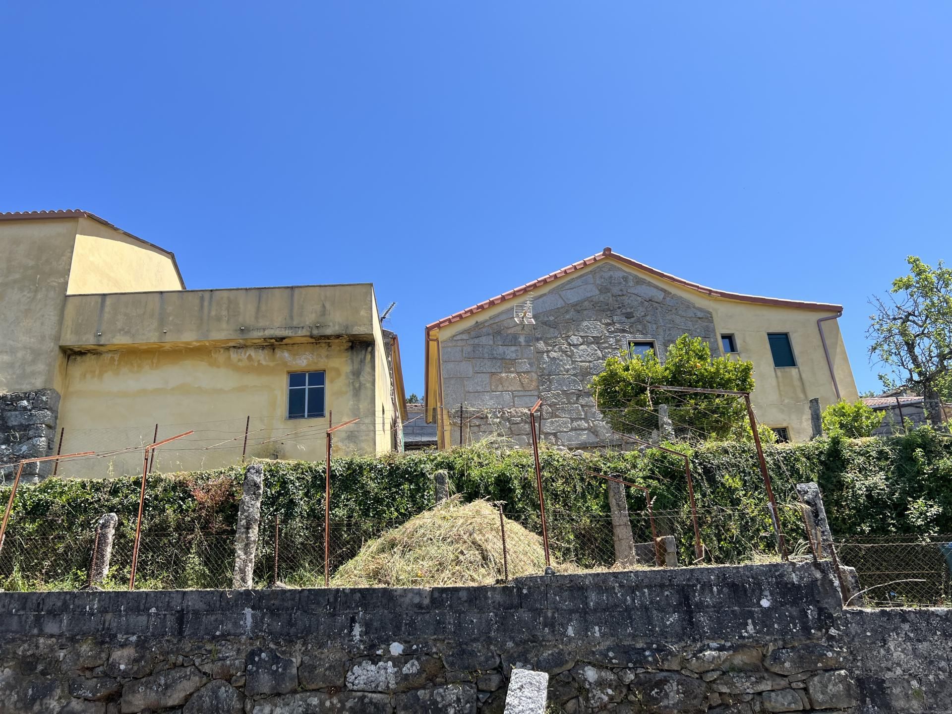 Vista exterior de Casa o xalet en venda en Lobios amb Jardí privat, Terrassa i Moblat