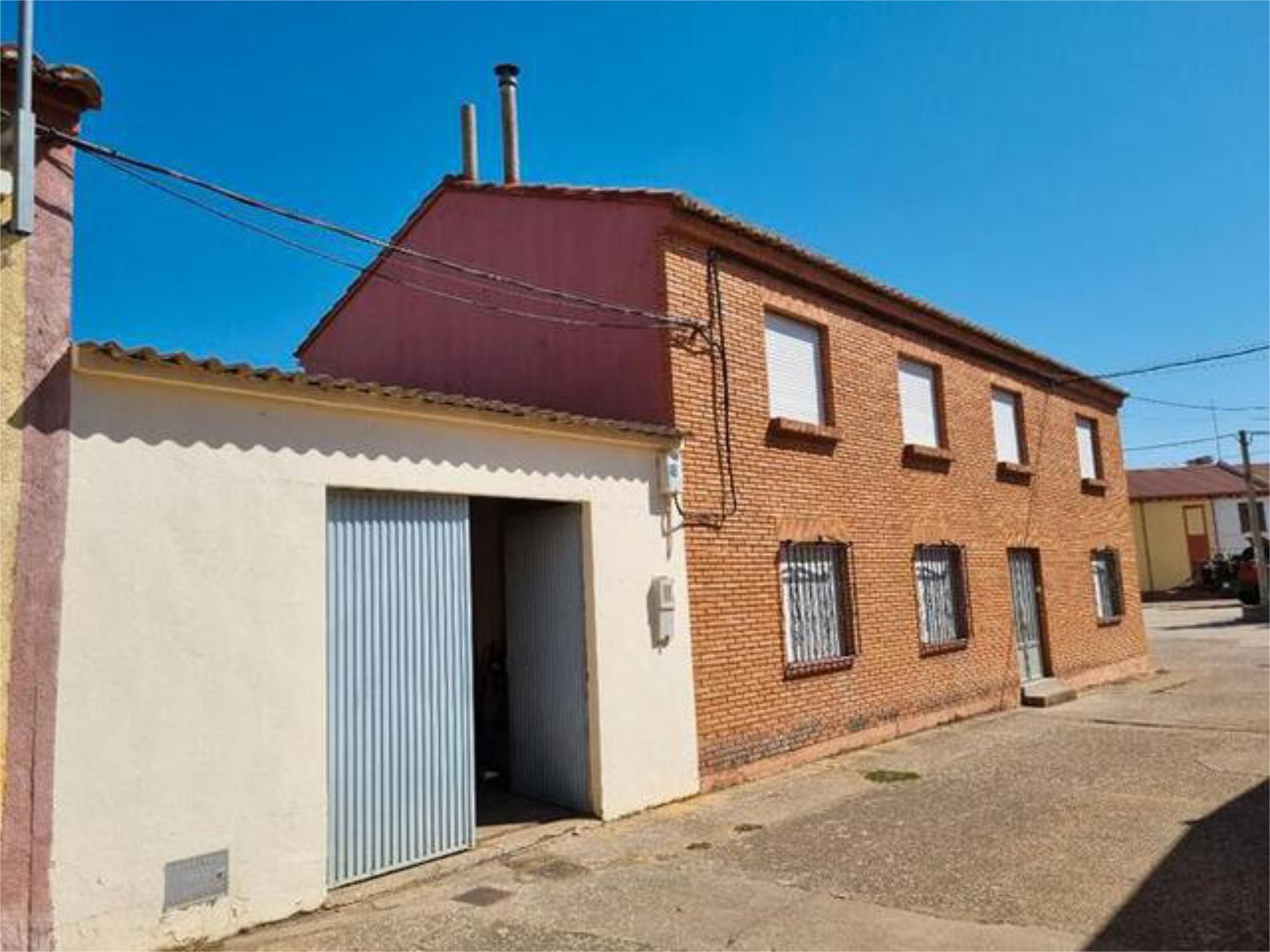 Vista exterior de Casa o xalet en venda en Matanza amb Jardí privat, Traster i Moblat