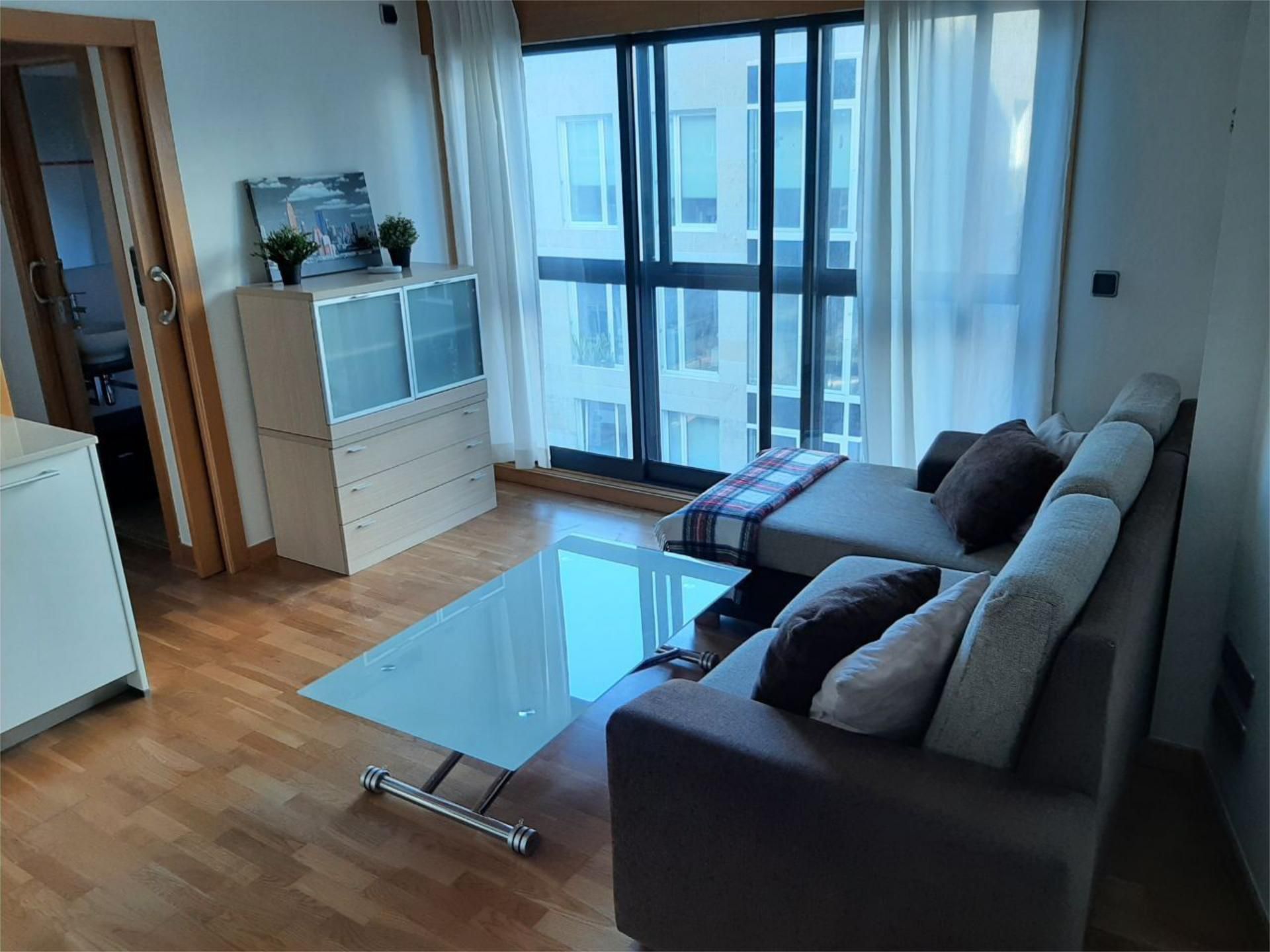 Living room of Flat to rent in Vigo   with Air Conditioner, Heating and Parquet flooring