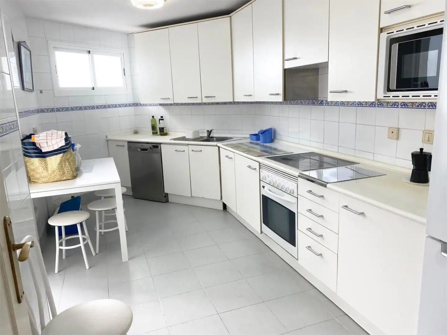 Flat for rent in Avenida de Julio Iglesias, 18, Puerto Banús Kitchen of Flat for rent in Marbella with Air Conditioner, Heating and Private garden