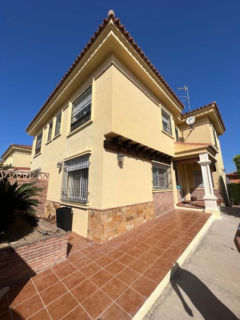 Vista exterior de Casa o xalet per a compartir en Alhaurín de la Torre amb Terrassa, Traster i Moblat