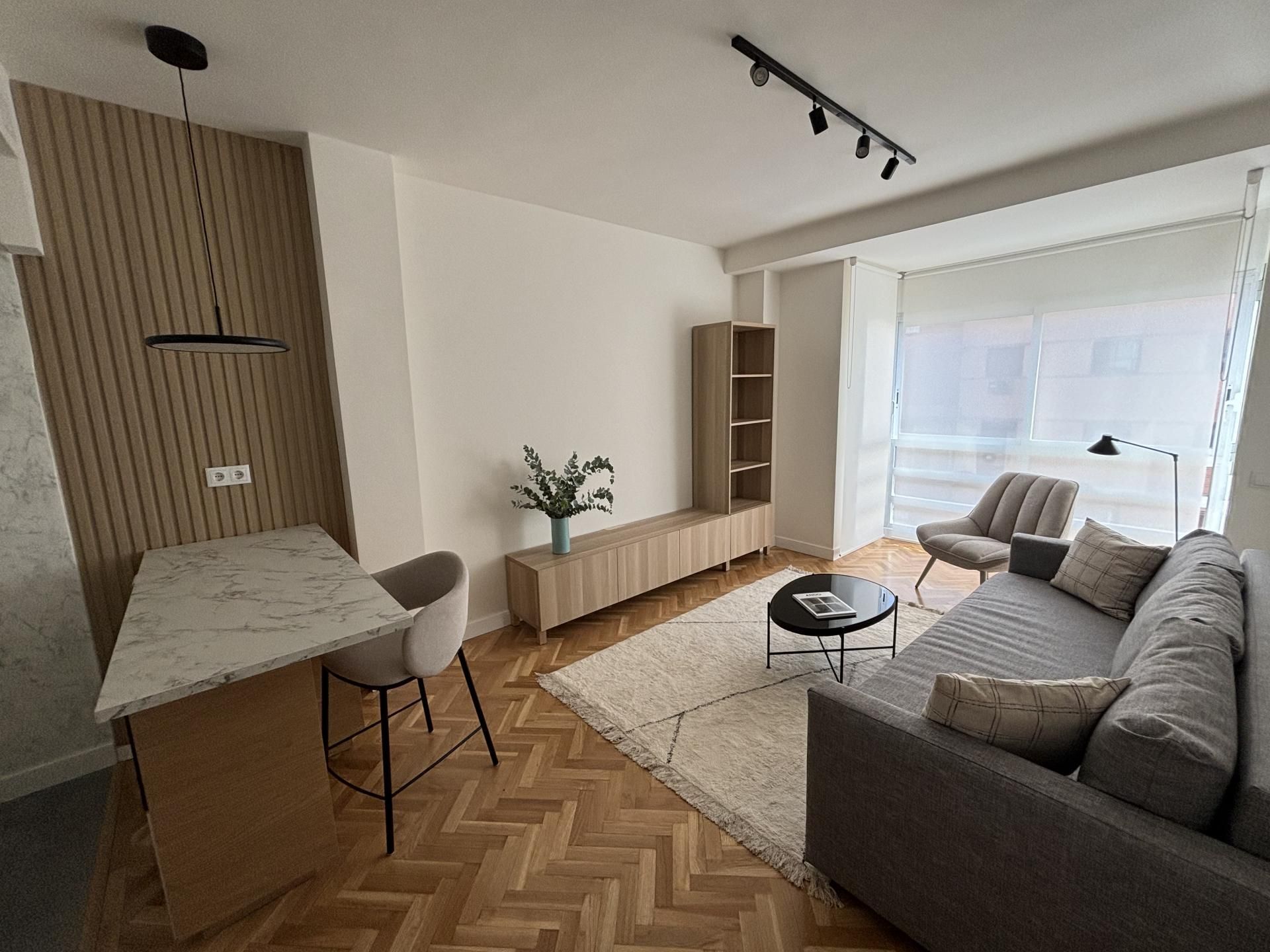 Living room of Flat to rent in  Madrid Capital  with Air Conditioner, Heating and Parquet flooring