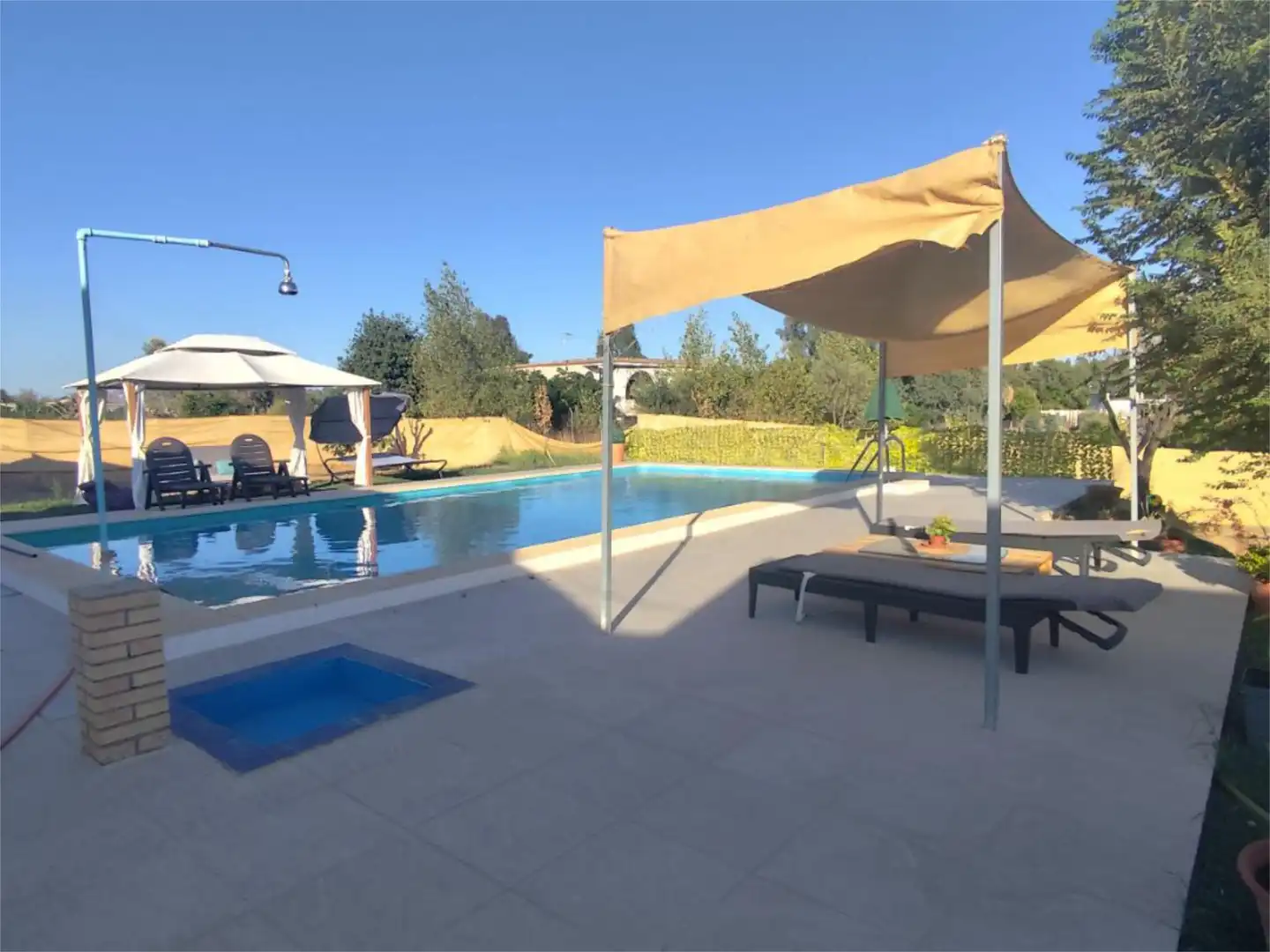 Wohnung zum Verkauf in Carretera Sanlúcar la Mayor a Gerena, 346, Sanlúcar la Mayor Schwimmbecken von Wohnung zum Verkauf in Sanlúcar la Mayor mit Klimaanlage, Heizung und Privatgarten
