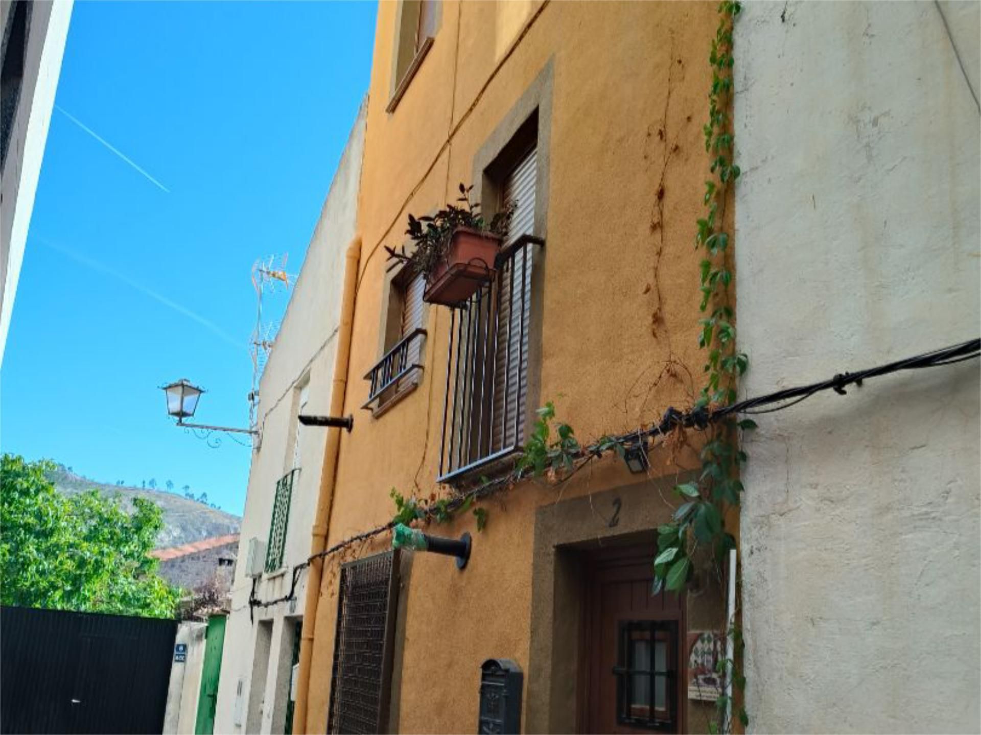 Vista exterior de Casa adosada en venda en Riópar amb Moblat i Balcó