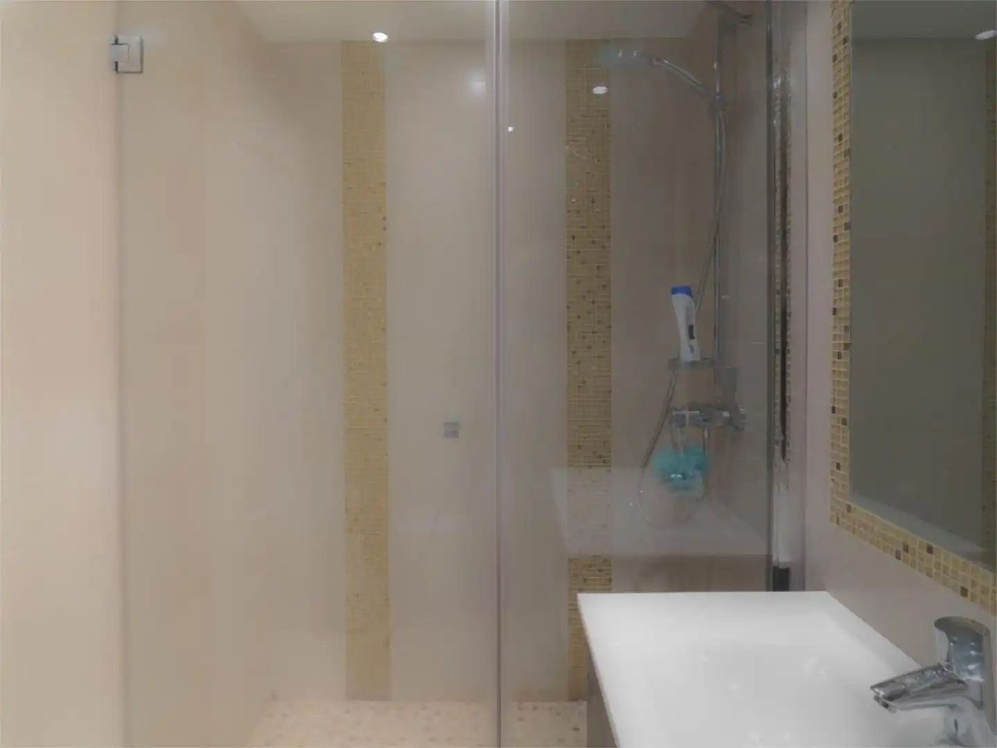 Bathroom of Flat for sale in Sevilla  with Air Conditioner, Heating and Private garden