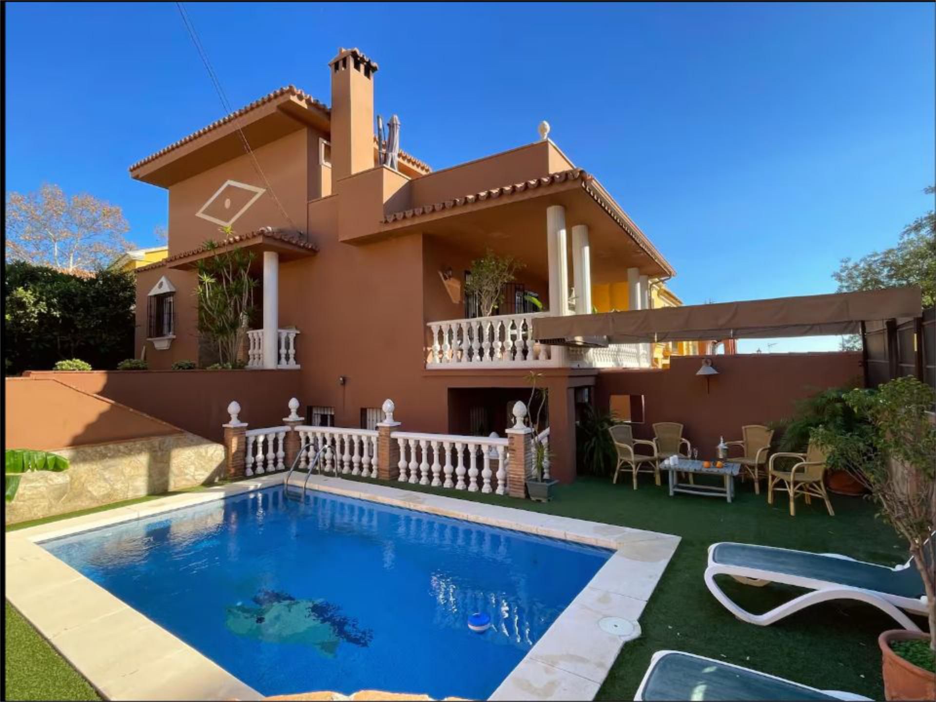 Vista exterior de Casa o xalet de lloguer en Benalmádena amb Aire condicionat, Calefacció i Jardí privat