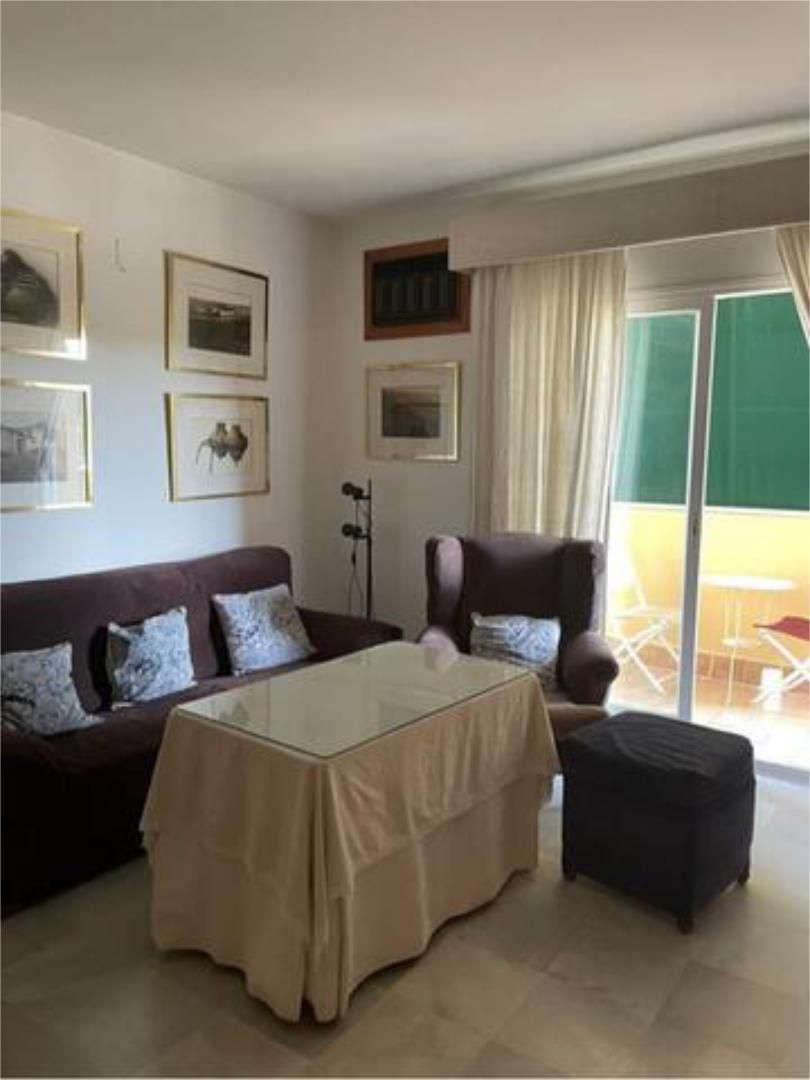 Sala d'estar de Pis de lloguer en El Puerto de Santa María amb Jardí privat, Terrassa i Piscina