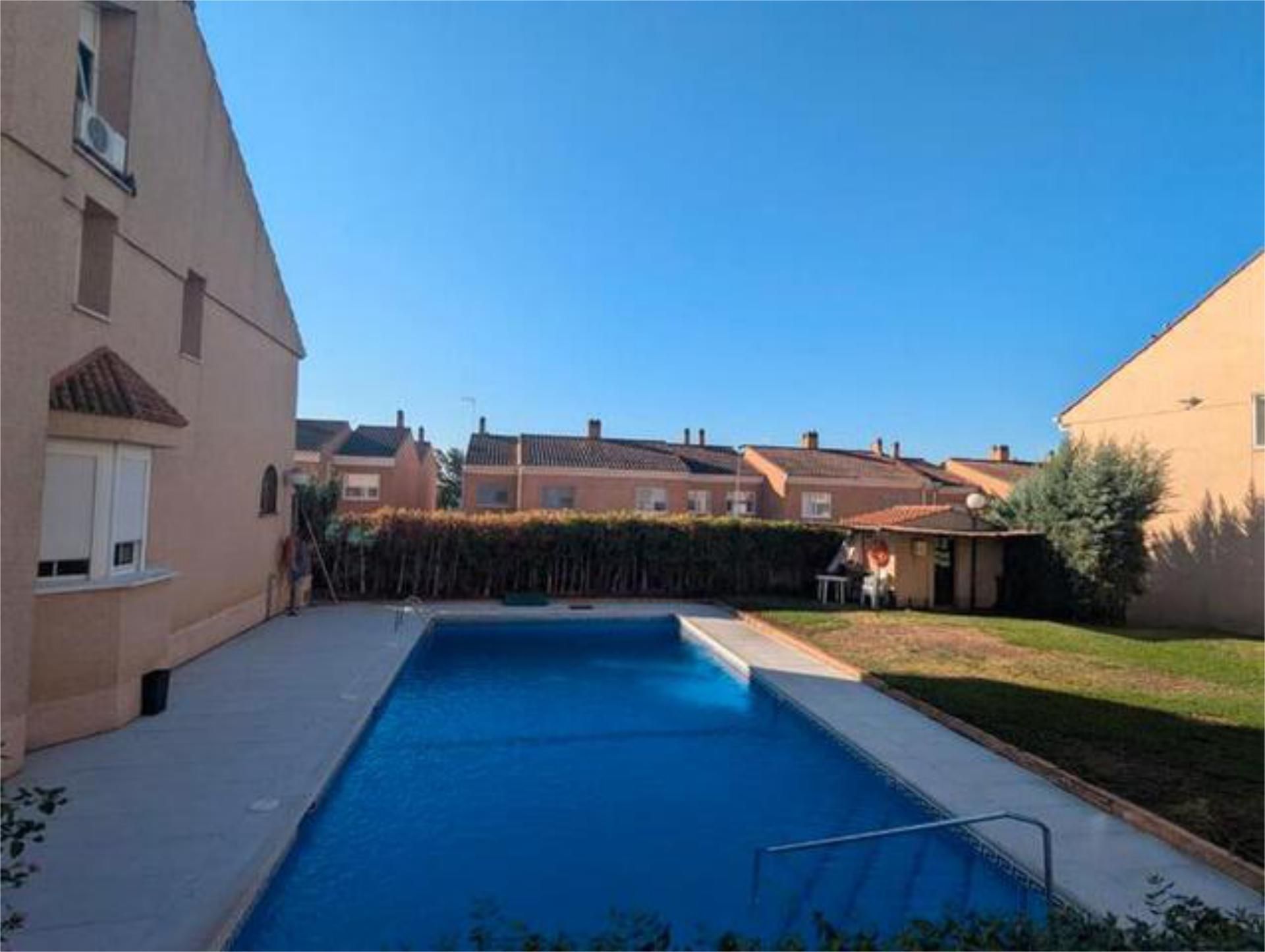 Piscina de Casa adosada de alquiler en Badajoz Capital con Calefacción, Jardín privado y Terraza