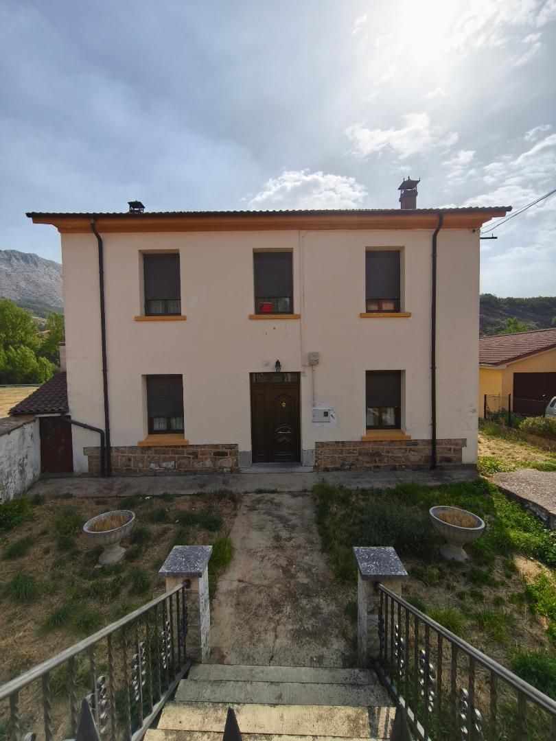 Vista exterior de Casa o chalet en venta en Vegacervera con Jardín privado
