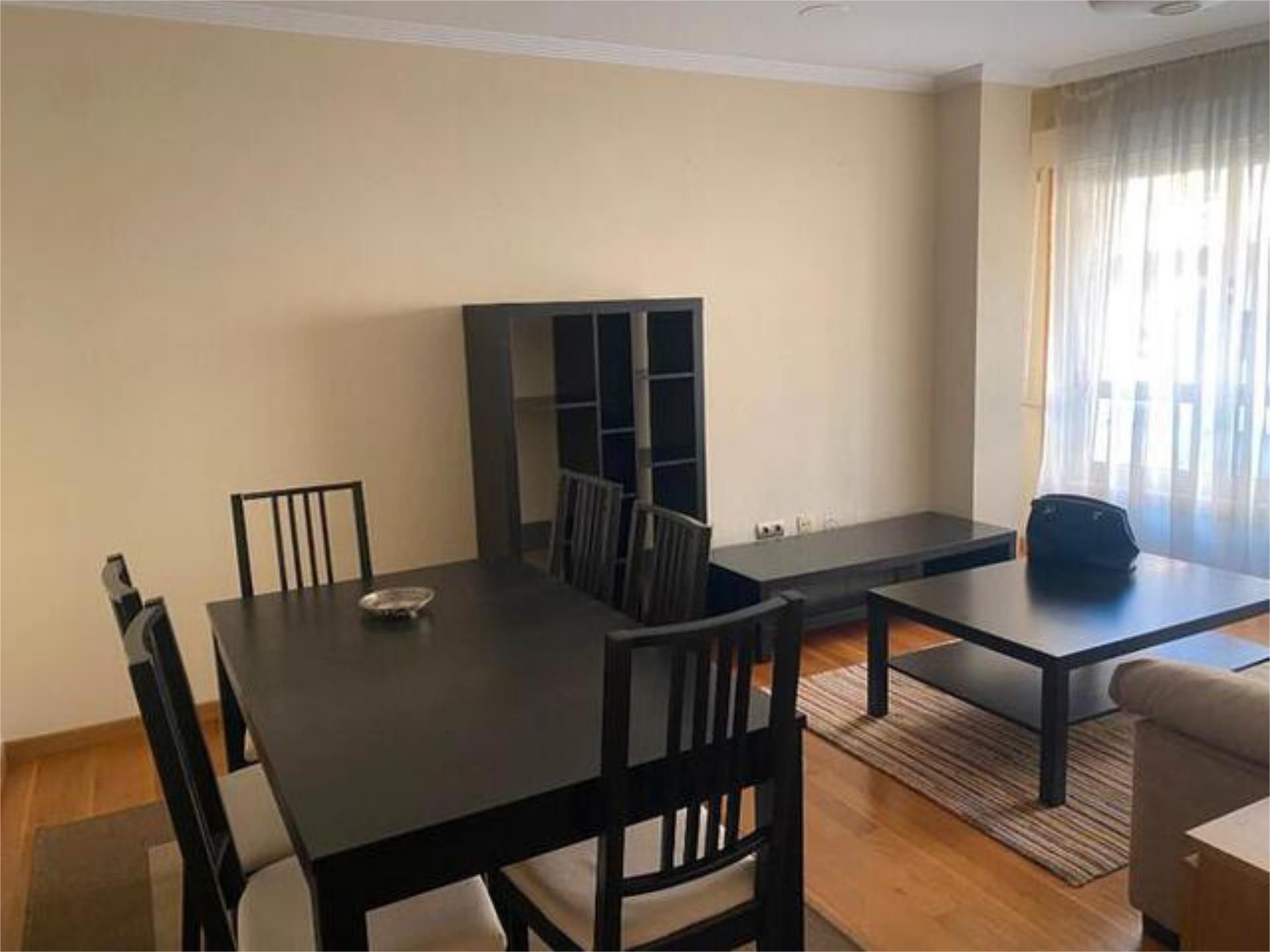 Menjador de Apartament de lloguer en Pontevedra Capital  amb Calefacció, Traster i Moblat