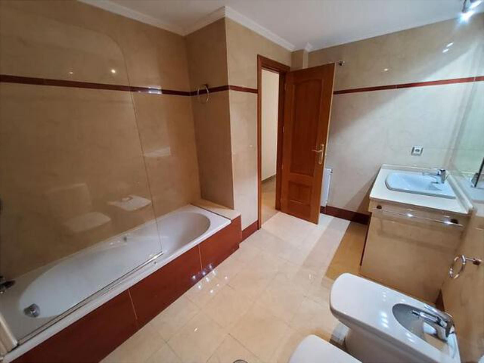 Baño de Piso de alquiler en  Córdoba Capital con Calefacción, Terraza y Trastero