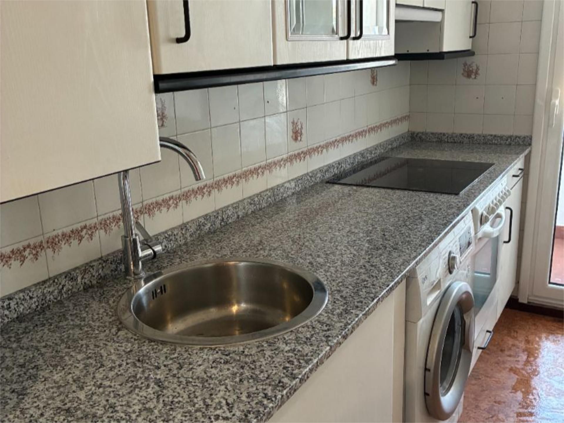 Cuina de Pis de lloguer en Oviedo  amb Calefacció, Parquet i Terrassa