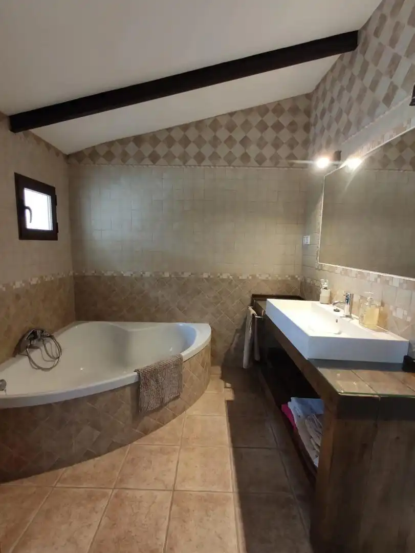 Casa adosada en venta en N-432, 252, Obejo Baño de Casa adosada en venta en Obejo con Aire acondicionado, Calefacción y Jardín privado