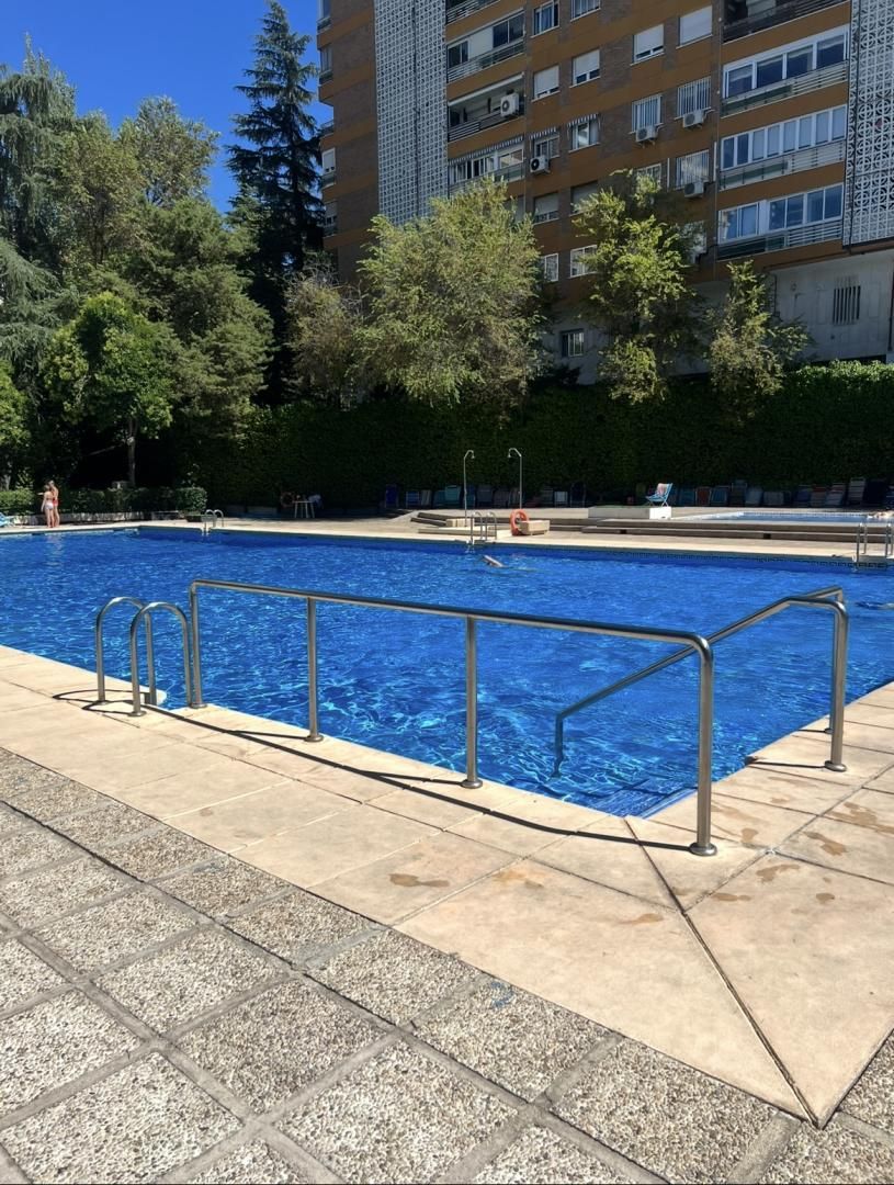 Swimming pool of Flat for sale in  Madrid Capital  with Air Conditioner, Heating and Swimming Pool