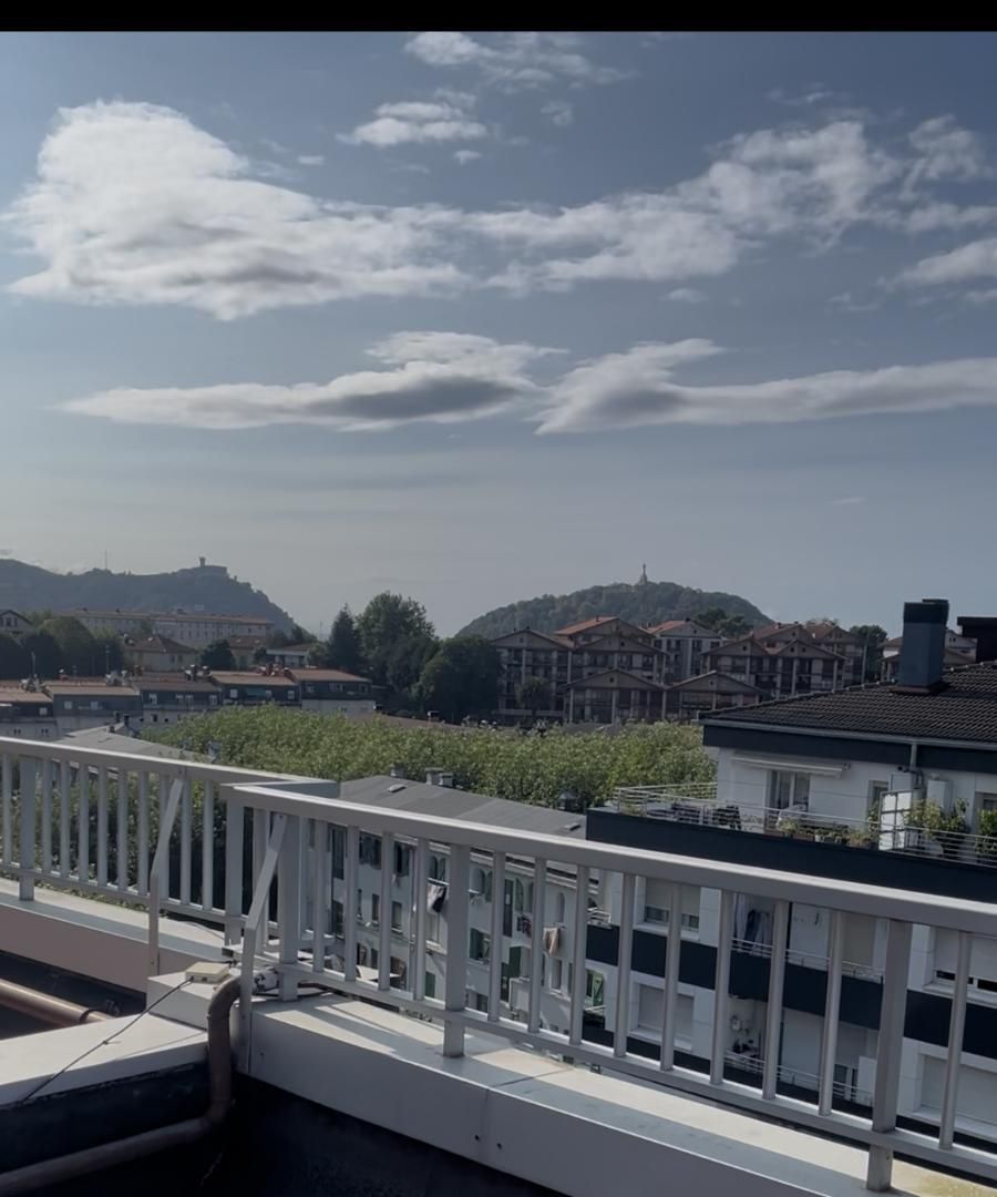 Vista exterior de Pis en venda en Donostia - San Sebastián  amb Terrassa i Moblat