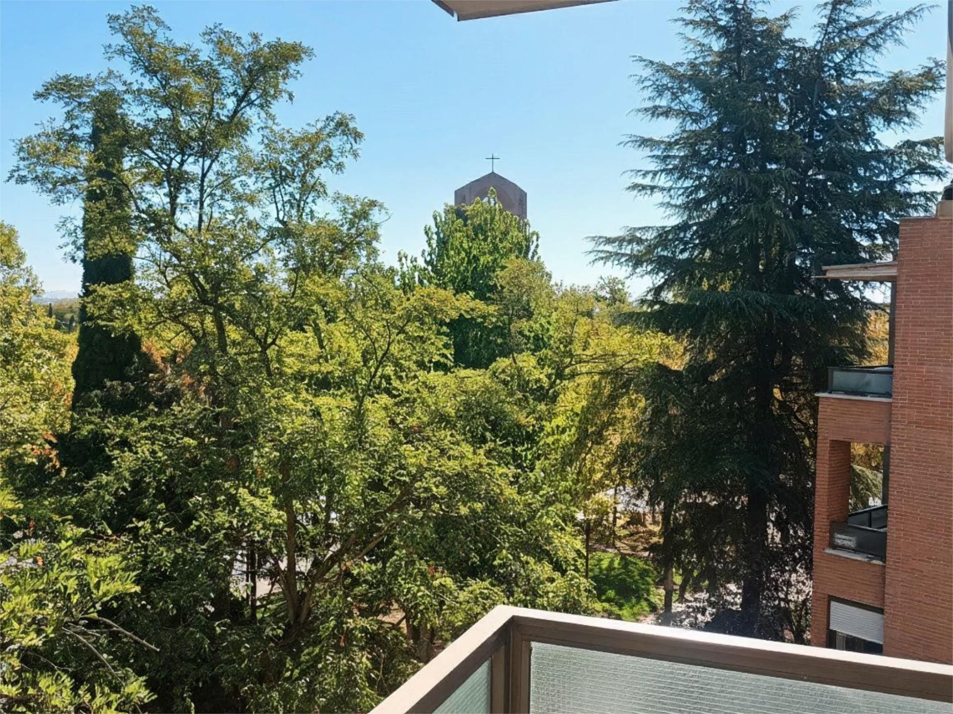 Vista exterior de Pis en venda en Pozuelo de Alarcón amb Aire condicionat, Terrassa i Piscina