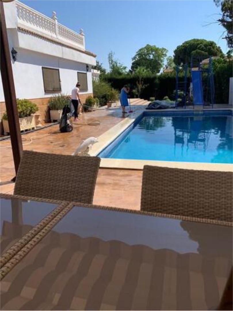 Piscina de Casa adosada de lloguer en Alcalá de Guadaira amb Calefacció, Jardí privat i Terrassa