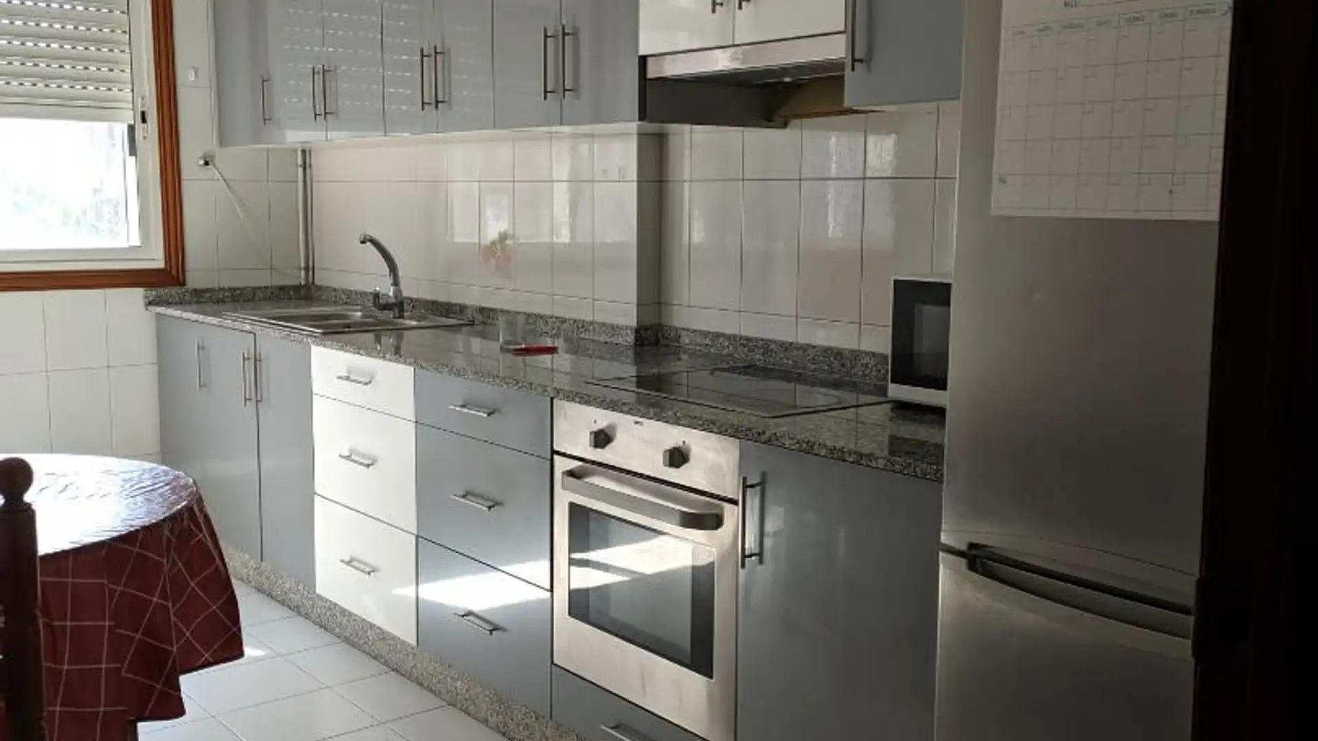 Cocina de Piso para compartir en Vigo  con Calefacción, Parquet y Amueblado