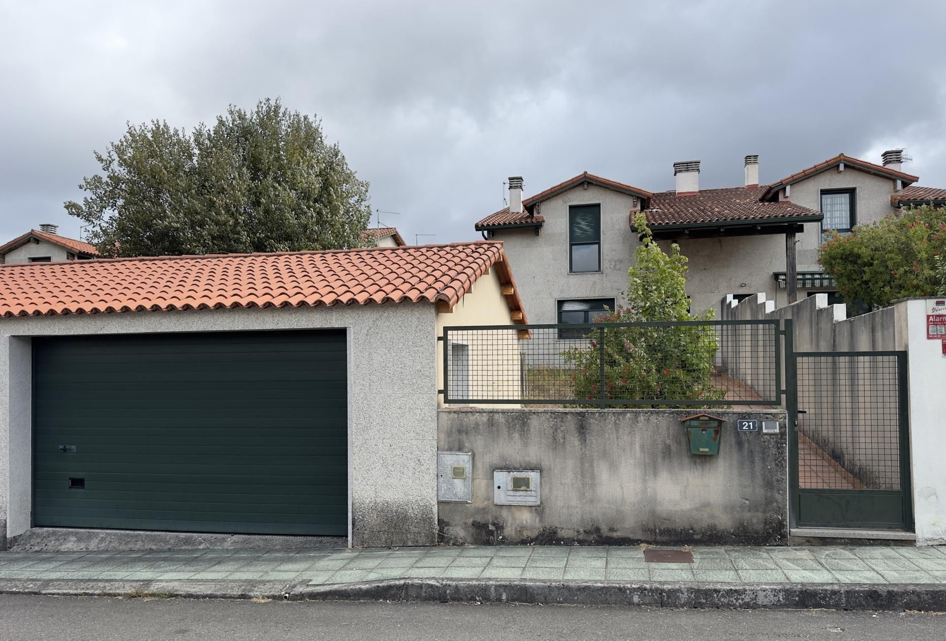 Vista exterior de Casa adosada en venda en Ourense Capital  amb Calefacció, Jardí privat i Parquet
