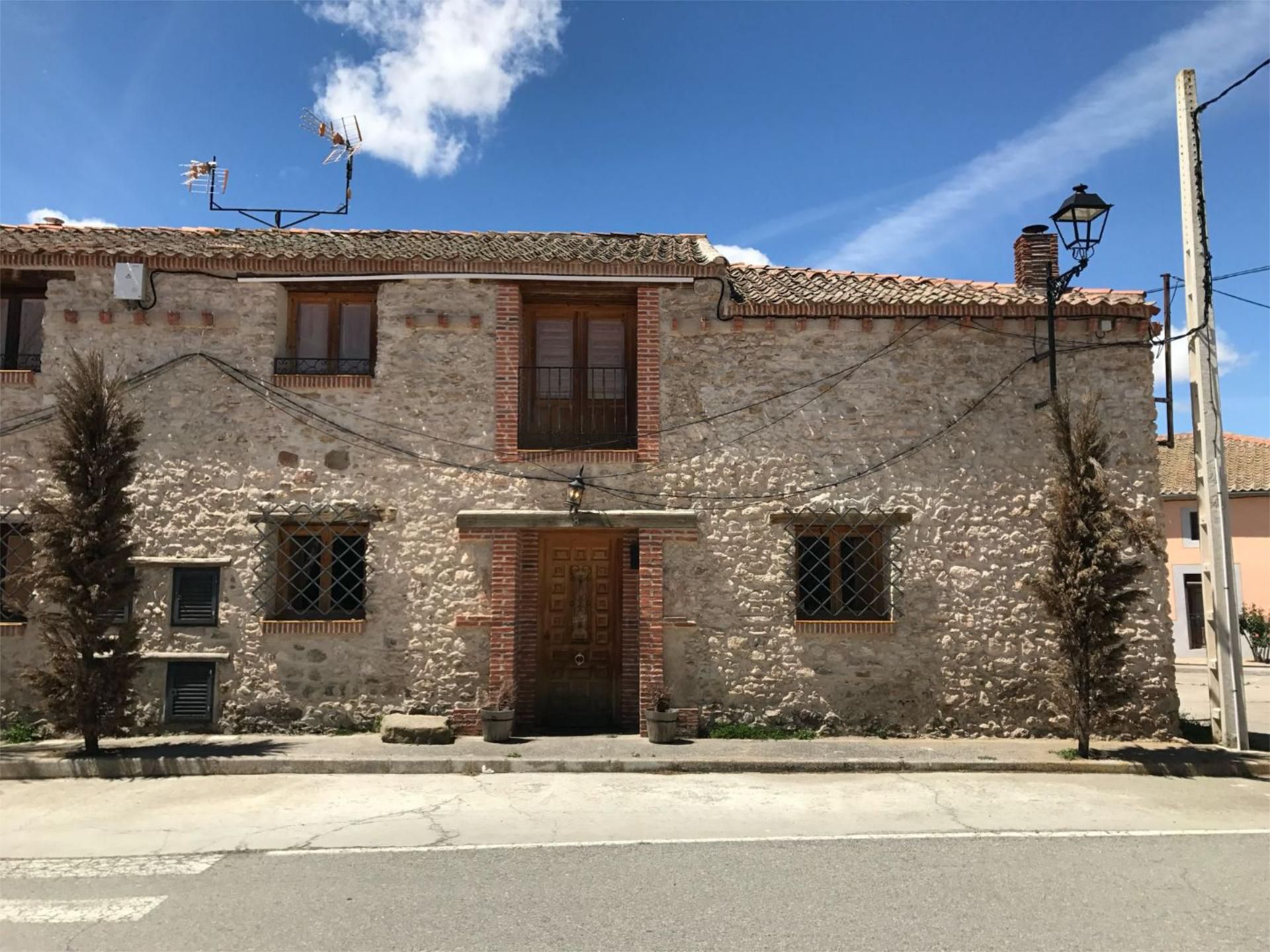 Vista exterior de Casa adosada en venda en Santa María la Real de Nieva amb Aire condicionat i Balcó