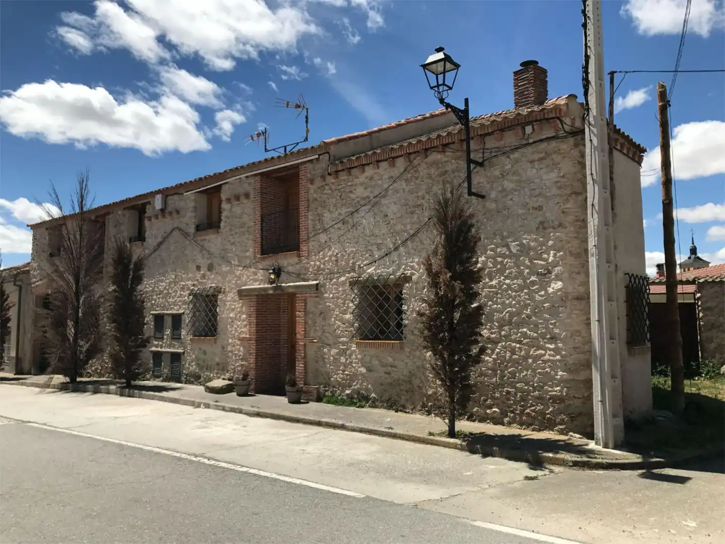 Casa adosada en venda a Calle Sangarcía, 8, Santa María la Real de Nieva Vista exterior de Casa adosada en venda en Santa María la Real de Nieva amb Aire condicionat, Calefacció i Parquet