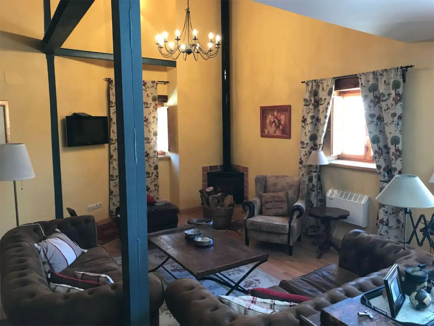 Casa adosada en venda a Calle Sangarcía, 8, Santa María la Real de Nieva Sala d'estar de Casa adosada en venda en Santa María la Real de Nieva amb Aire condicionat, Calefacció i Parquet