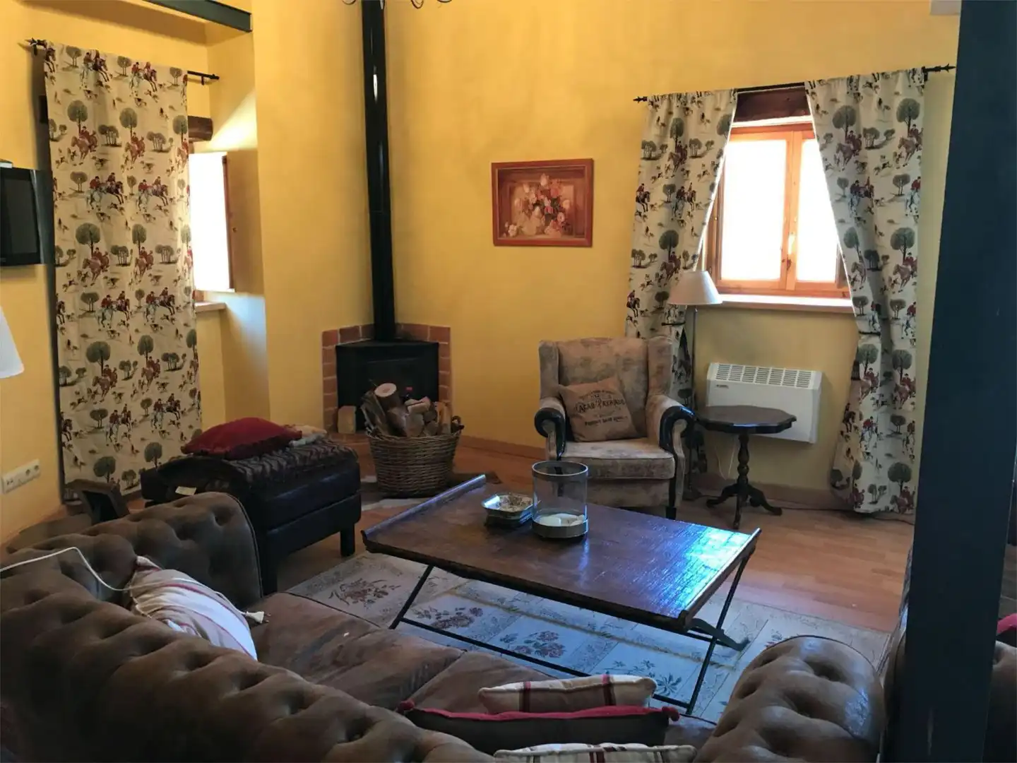Casa adosada en venda a Calle Sangarcía, 8, Santa María la Real de Nieva Sala d'estar de Casa adosada en venda en Santa María la Real de Nieva amb Aire condicionat, Calefacció i Parquet