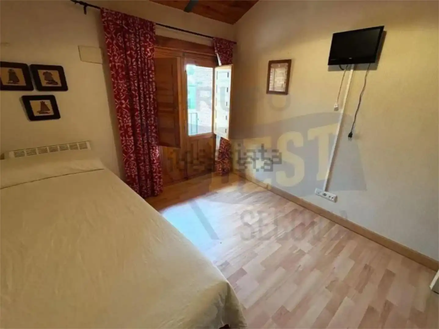 Casa adosada en venda a Calle Sangarcía, 8, Santa María la Real de Nieva Dormitori de Casa adosada en venda en Santa María la Real de Nieva amb Aire condicionat, Calefacció i Parquet